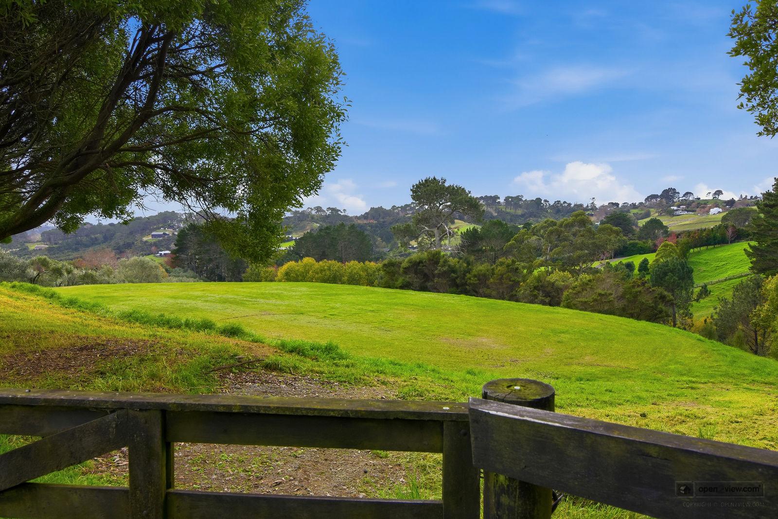 Slider image of 14 McGiven Place, Auckland