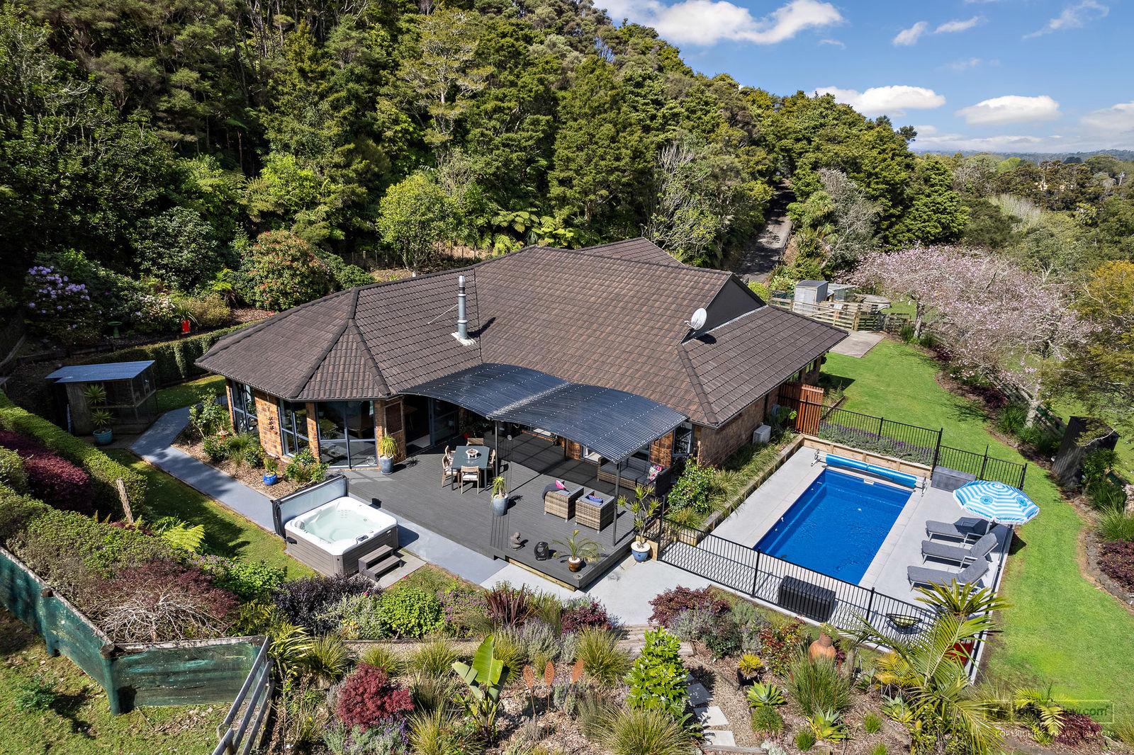 Slider image of 81 Taylor Road, Auckland