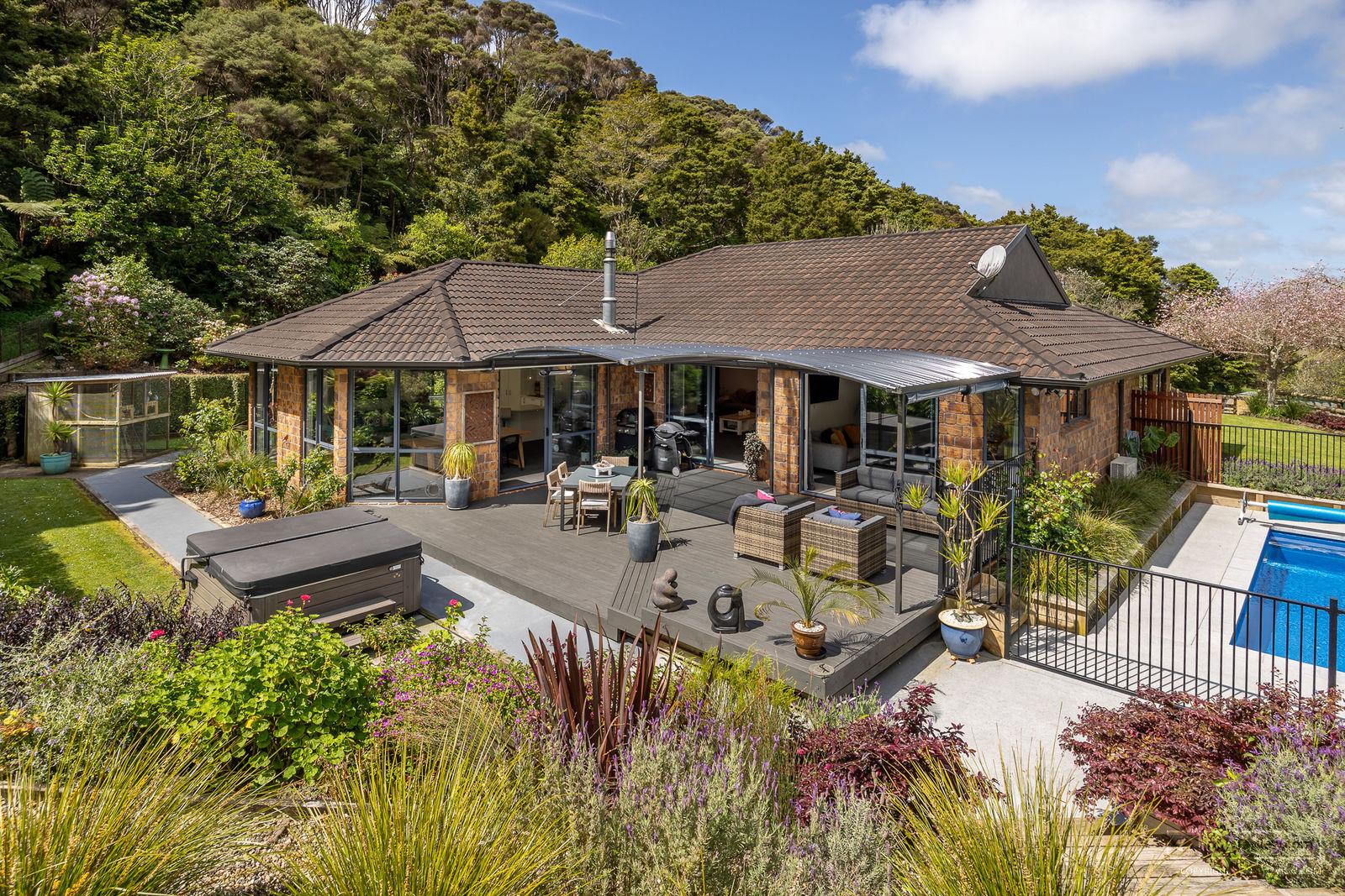 Slider image of 81 Taylor Road, Auckland