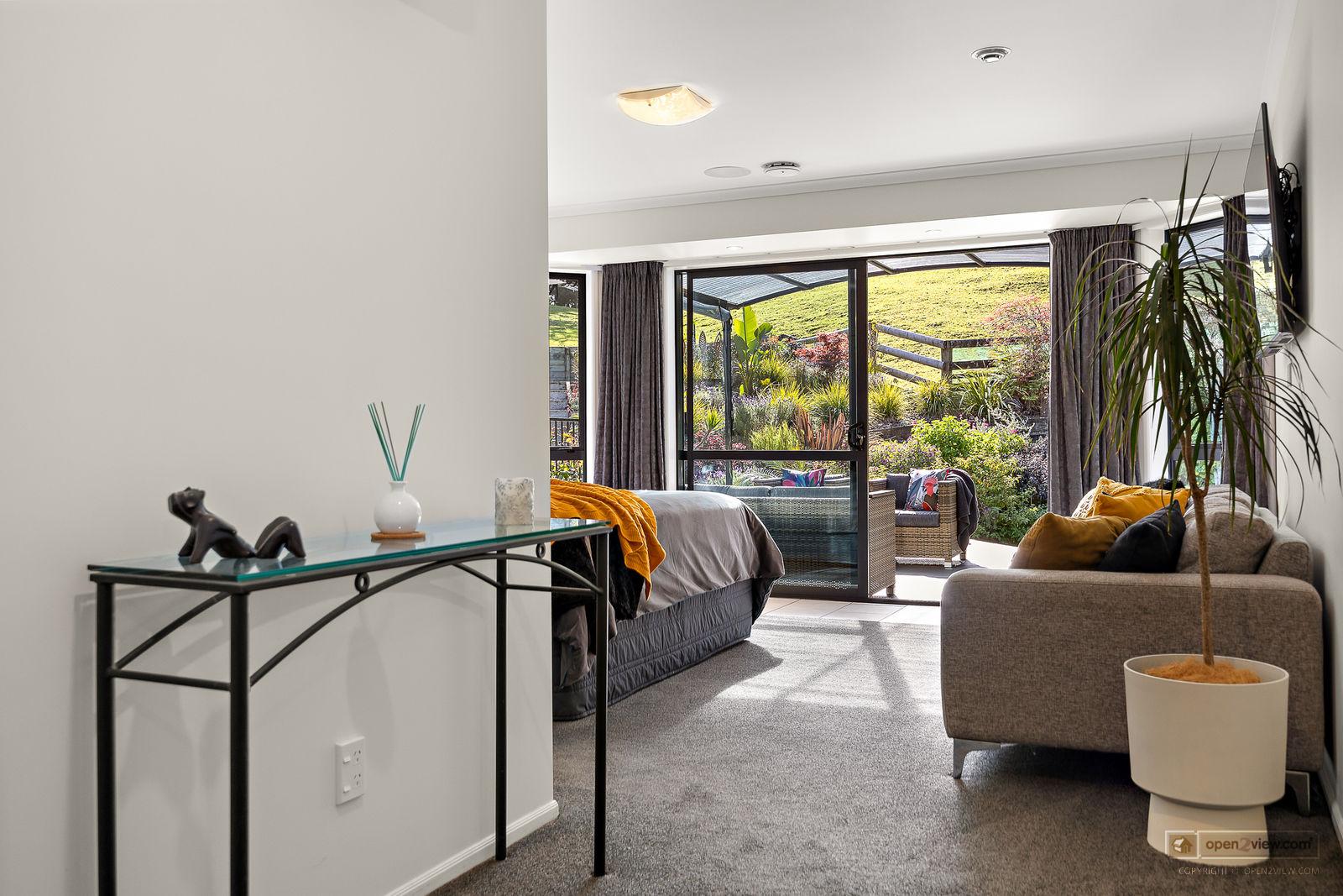 Slider image of 81 Taylor Road, Auckland