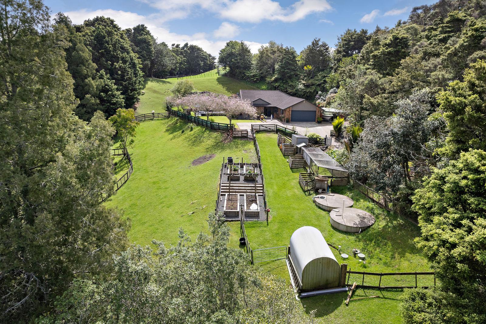 Slider image of 81 Taylor Road, Auckland