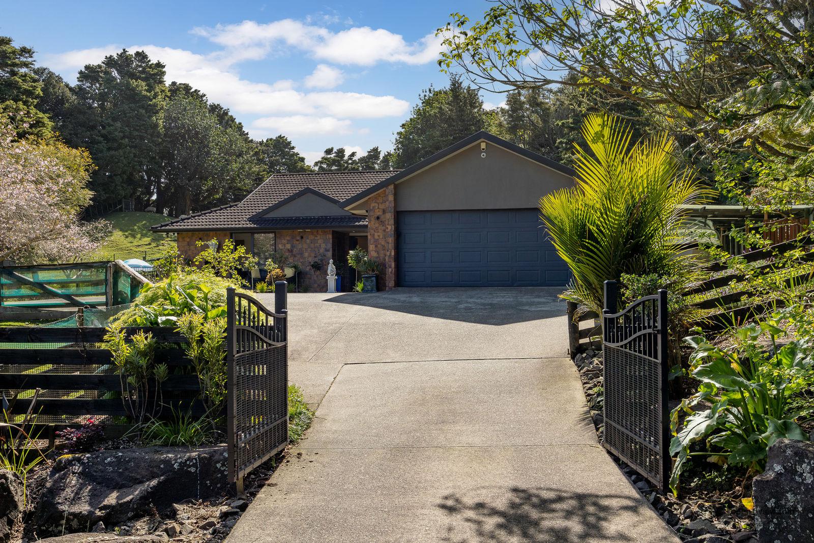 Slider image of 81 Taylor Road, Auckland