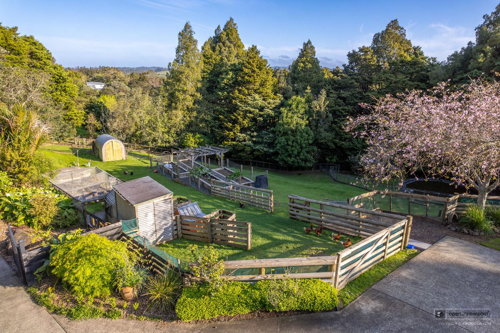 Slider image of 81 Taylor Road, Auckland