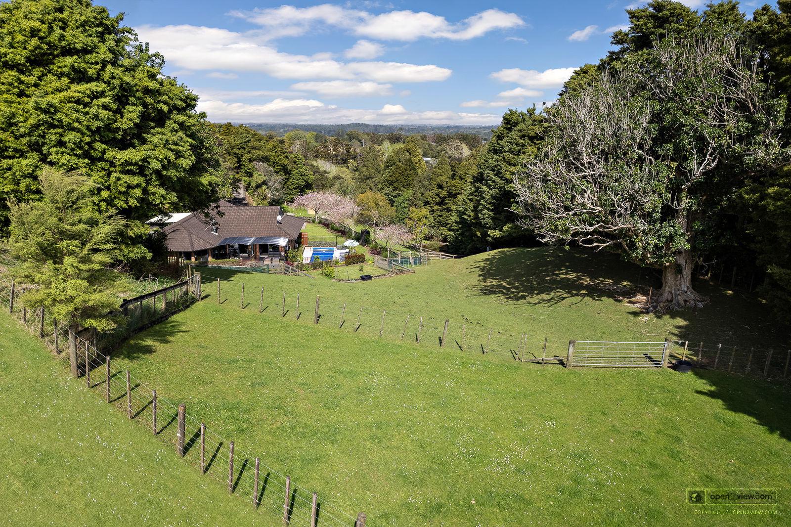 Slider image of 81 Taylor Road, Auckland