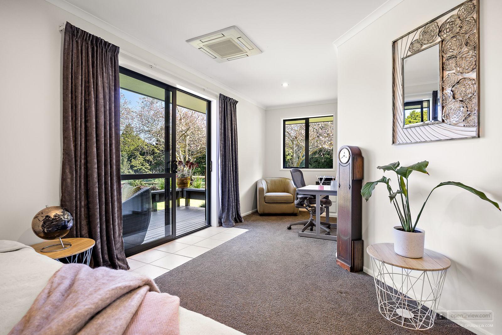 Slider image of 81 Taylor Road, Auckland
