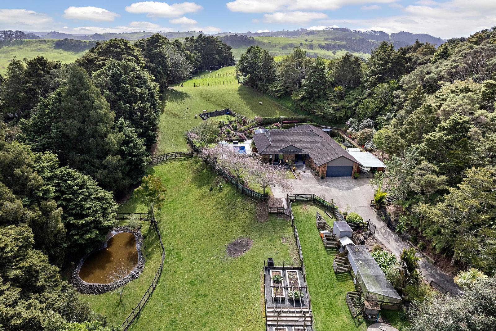 Slider image of 81 Taylor Road, Auckland