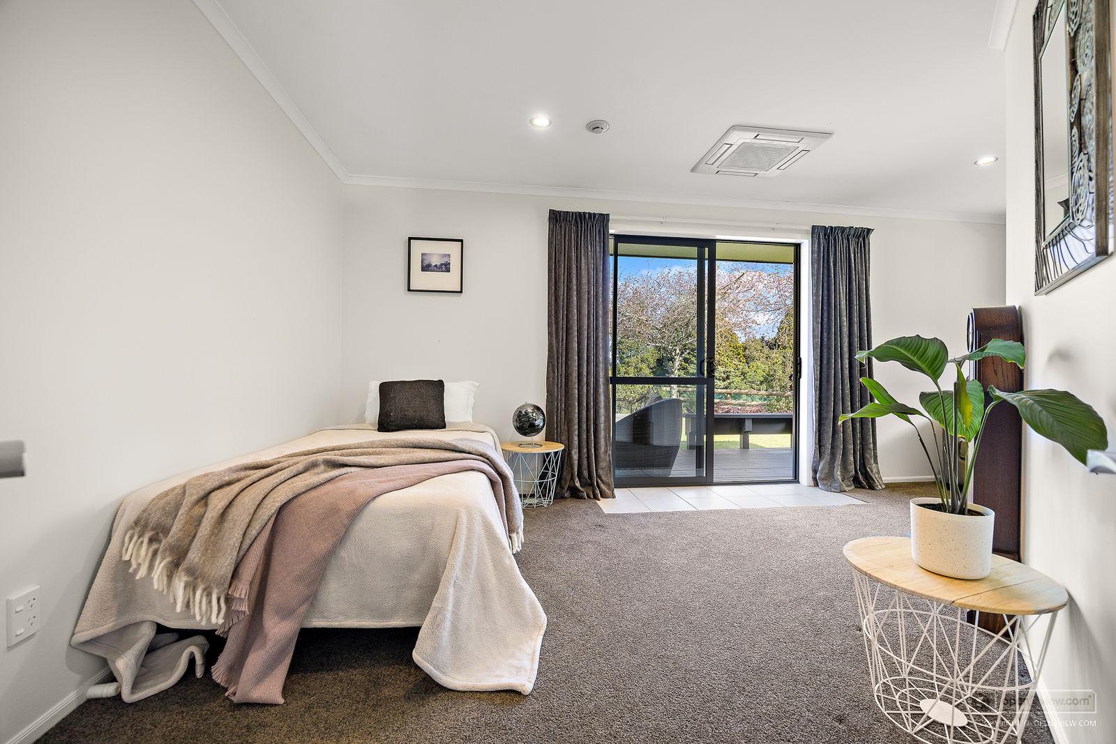 Slider image of 81 Taylor Road, Auckland