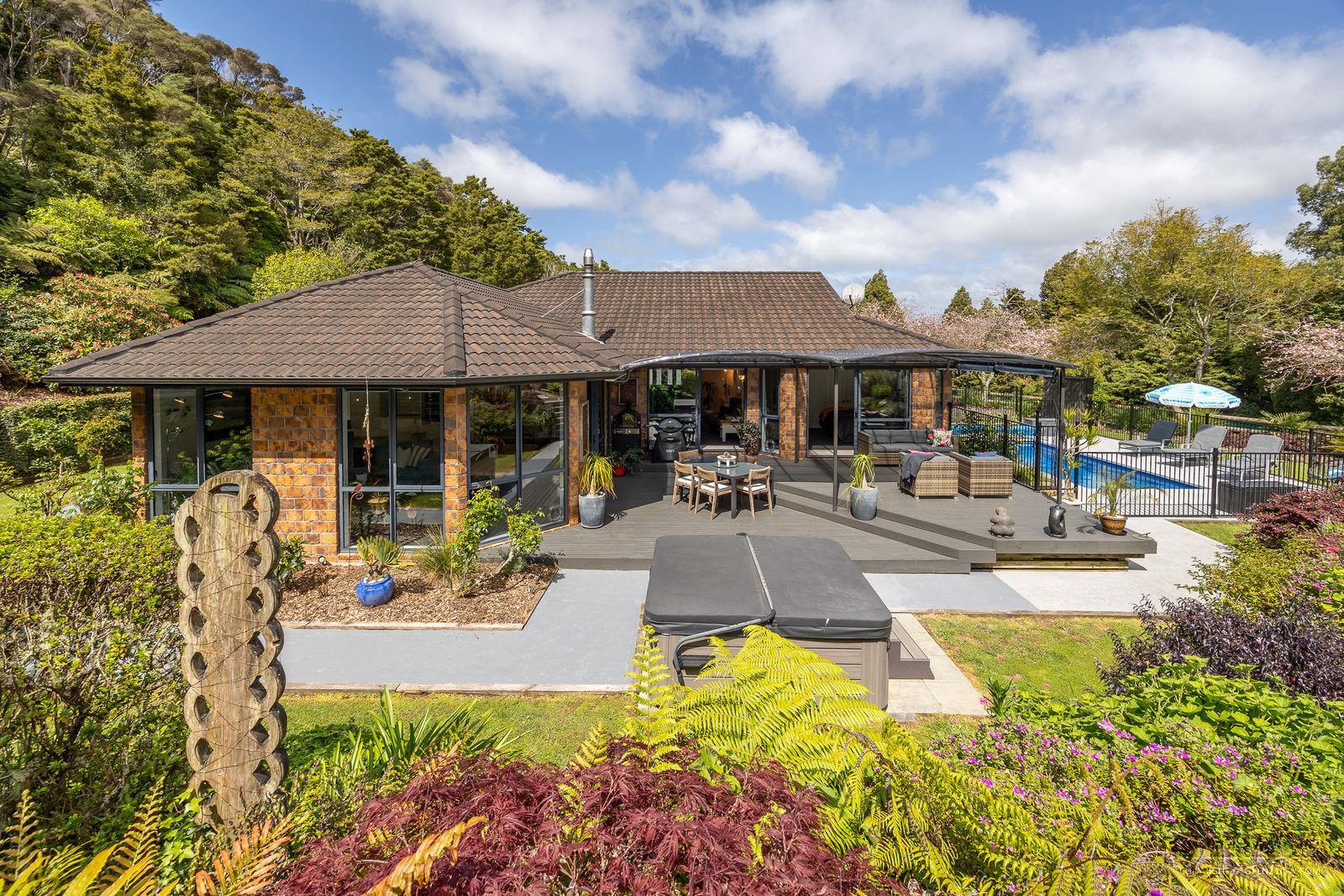 Slider image of 81 Taylor Road, Auckland
