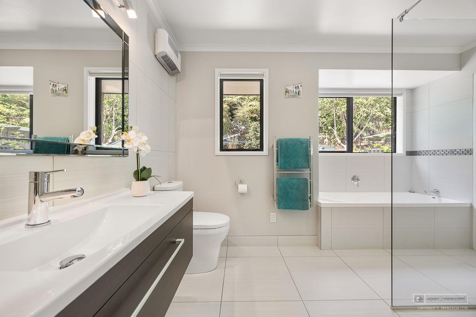 Slider image of 81 Taylor Road, Auckland