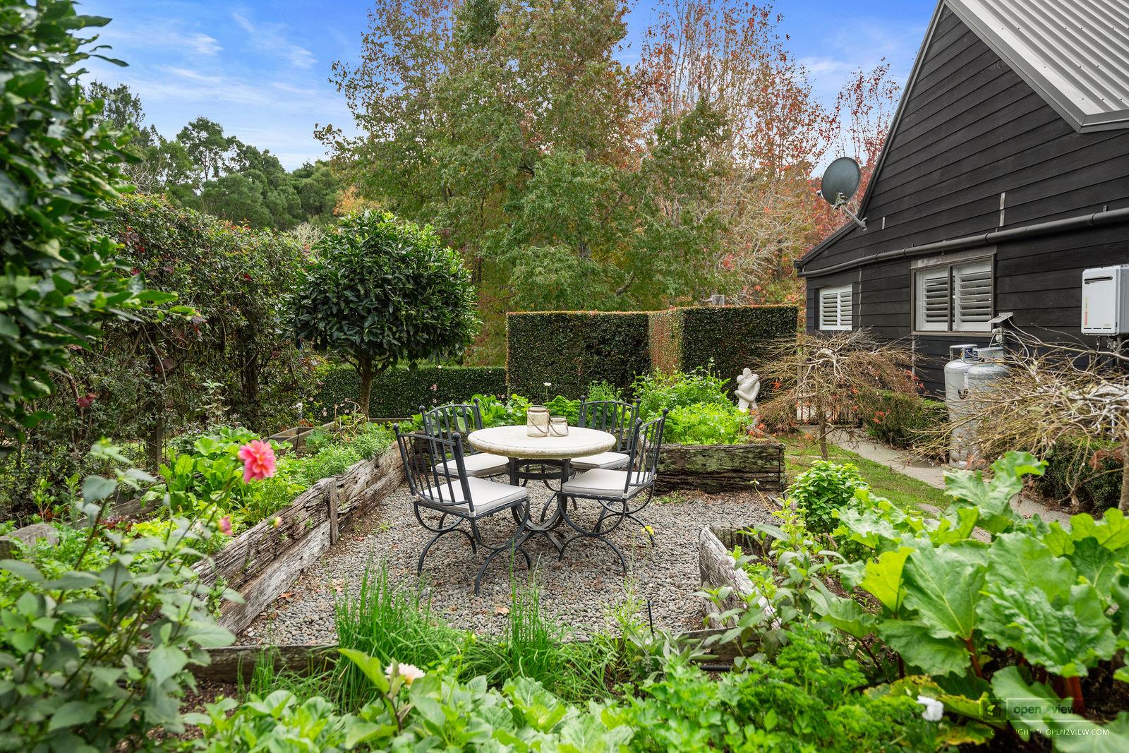 Slider image of 36 Robinson Road, Auckland