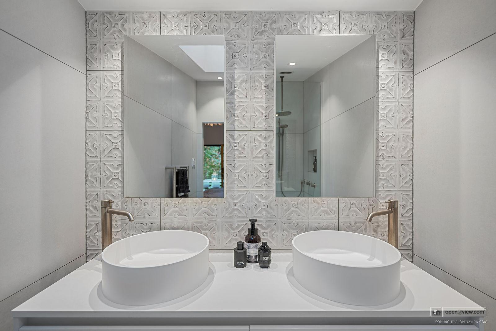 Slider image of 36 Robinson Road, Auckland
