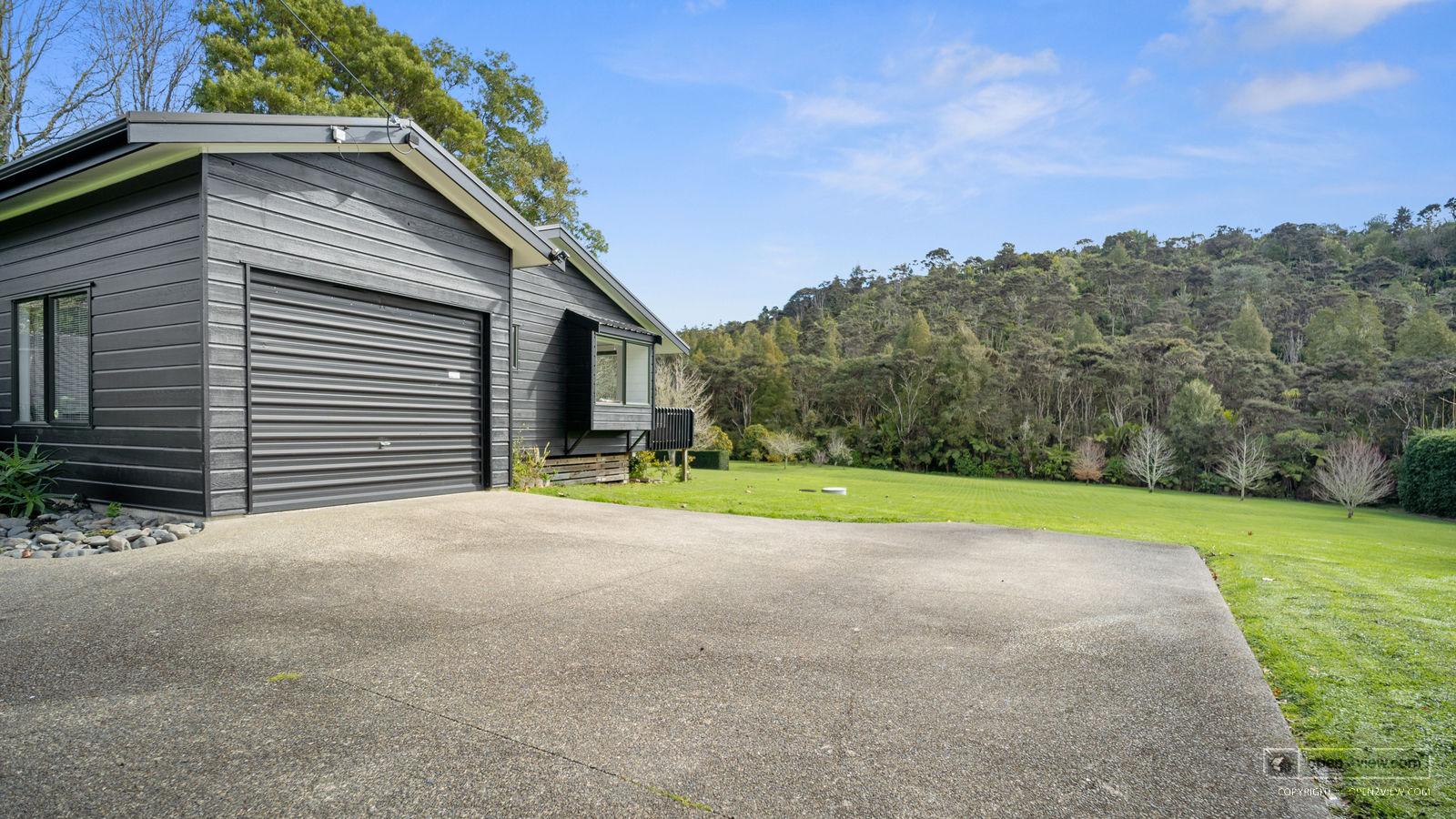 Slider image of 36 Robinson Road, Auckland