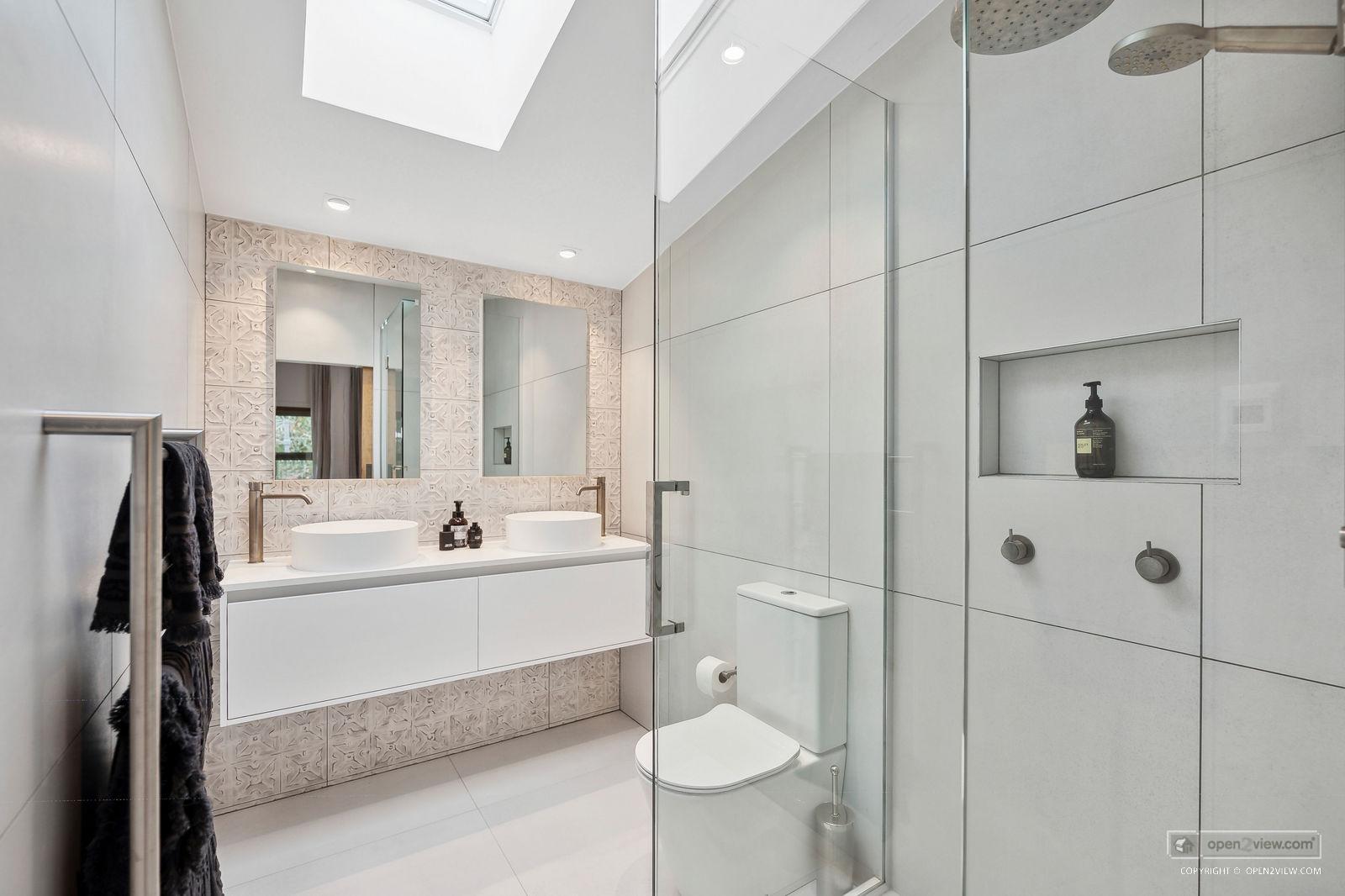 Slider image of 36 Robinson Road, Auckland