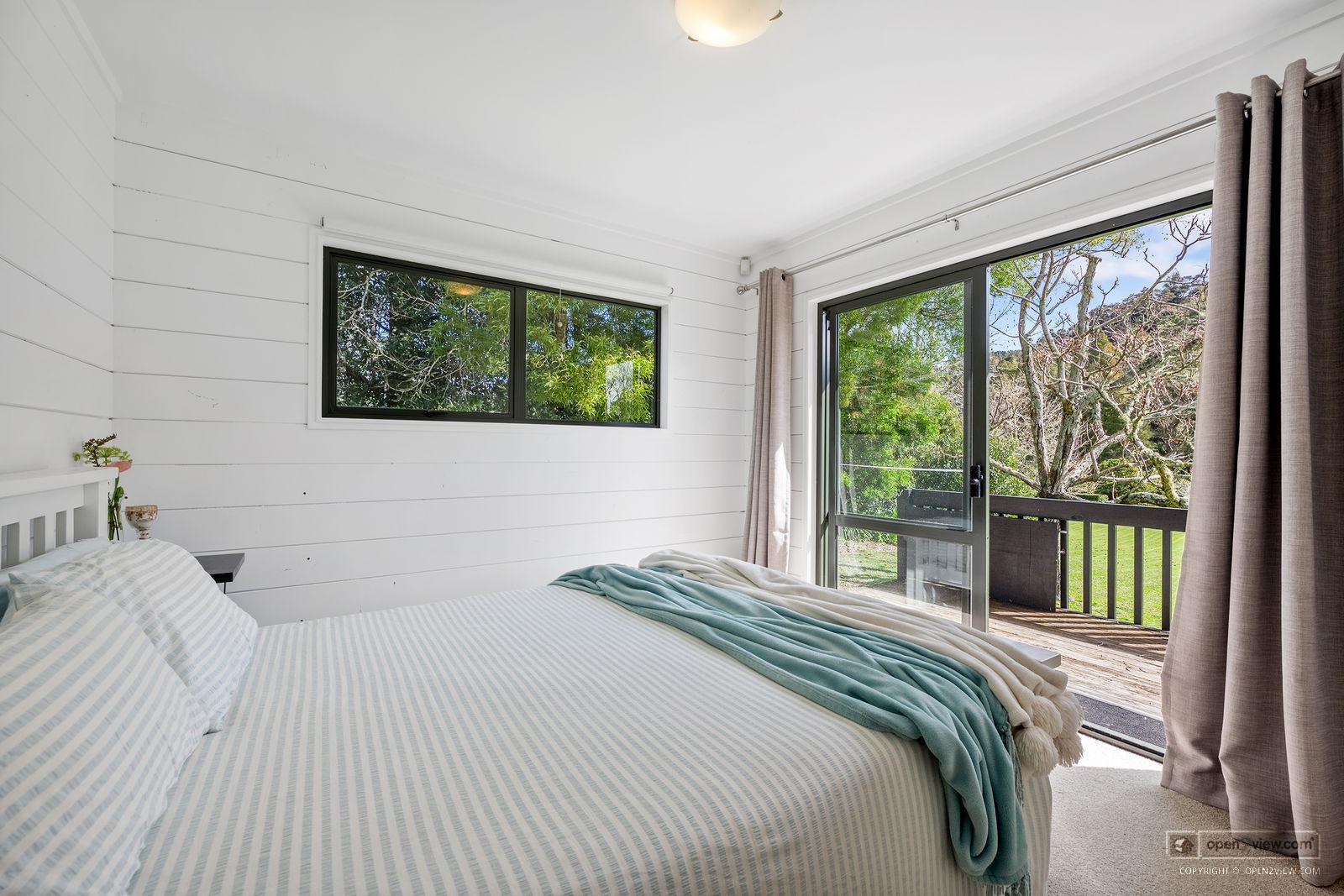 Slider image of 36 Robinson Road, Auckland