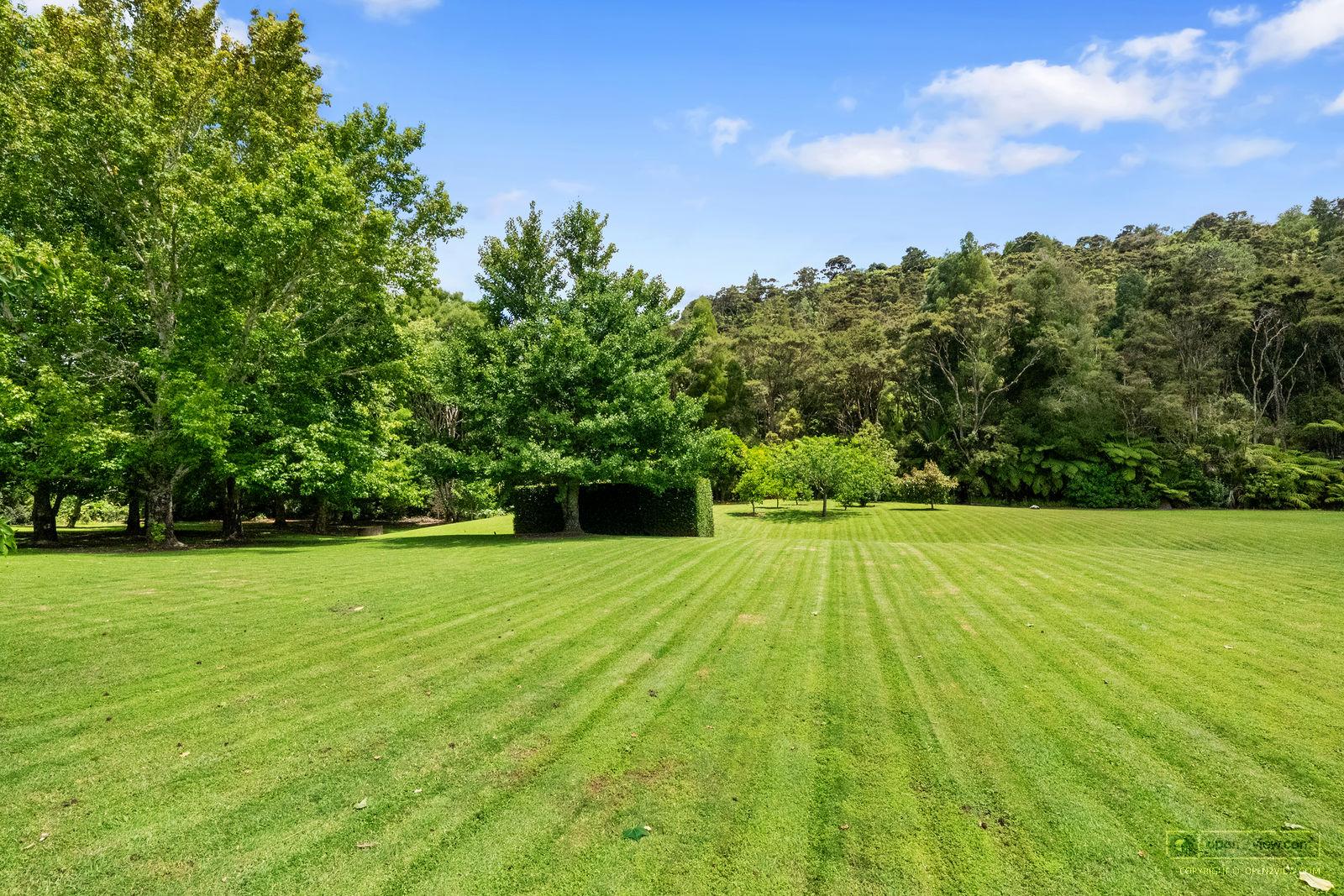 Slider image of 36 Robinson Road, Auckland