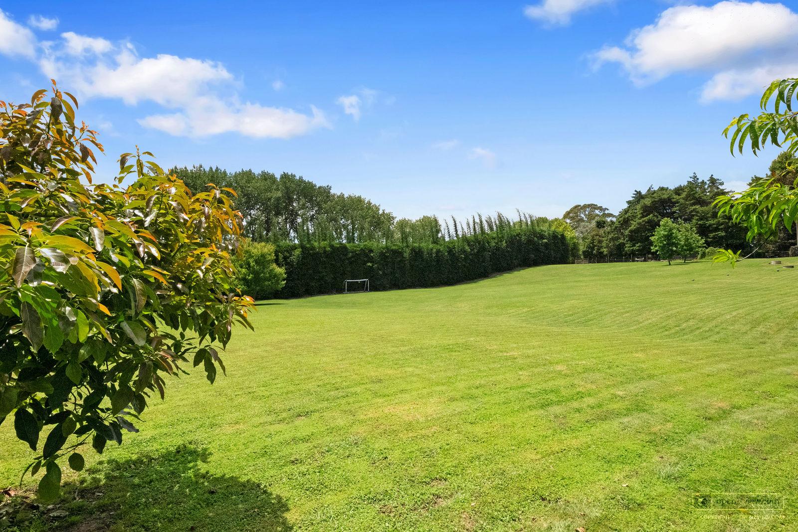 Slider image of 36 Robinson Road, Auckland