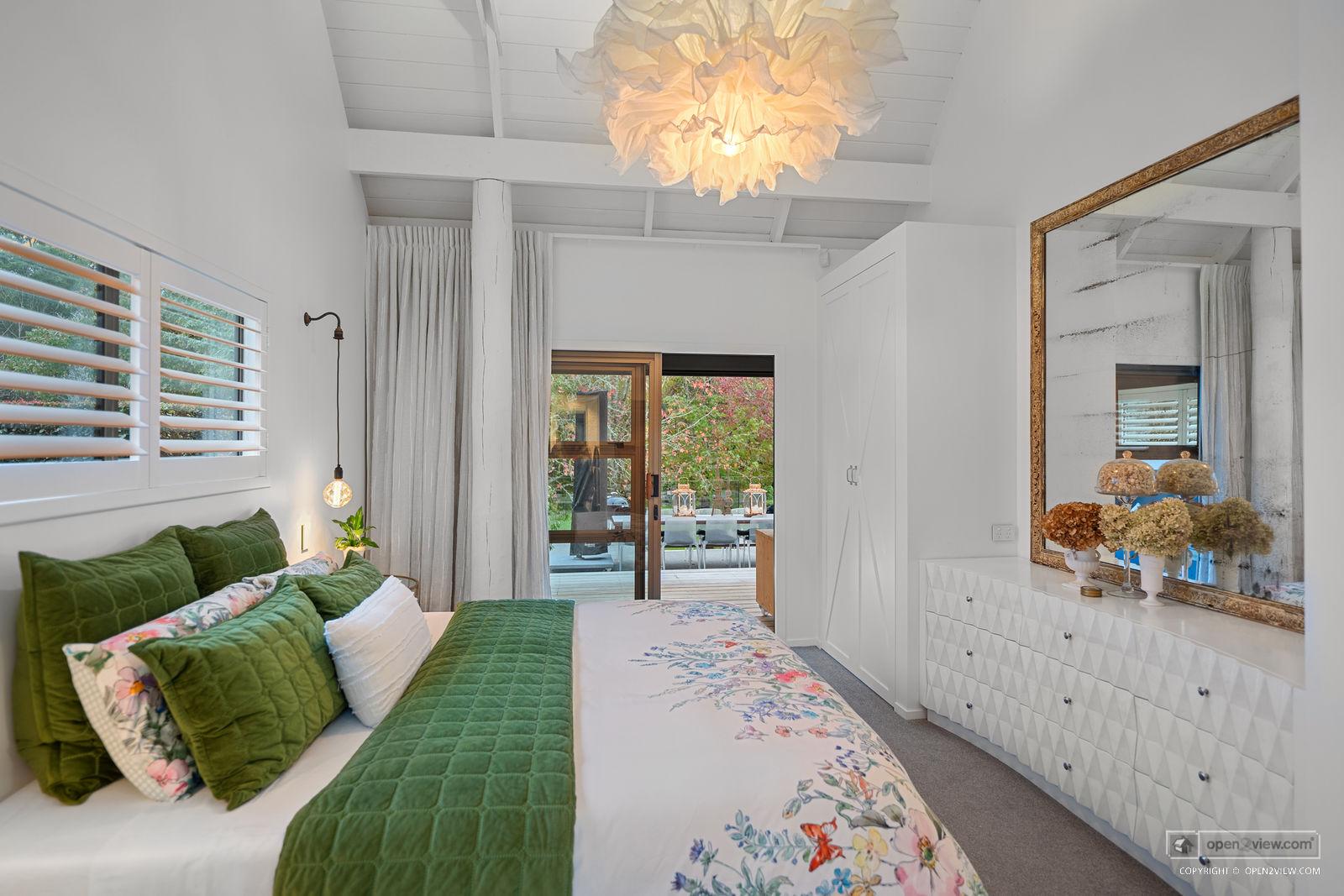 Slider image of 36 Robinson Road, Auckland