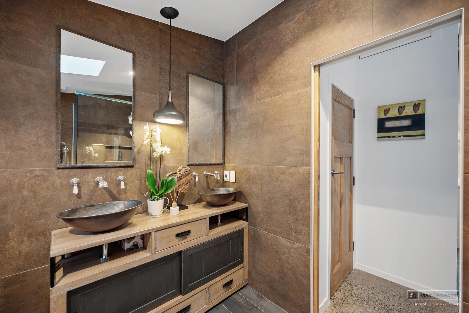Slider image of 36 Robinson Road, Auckland