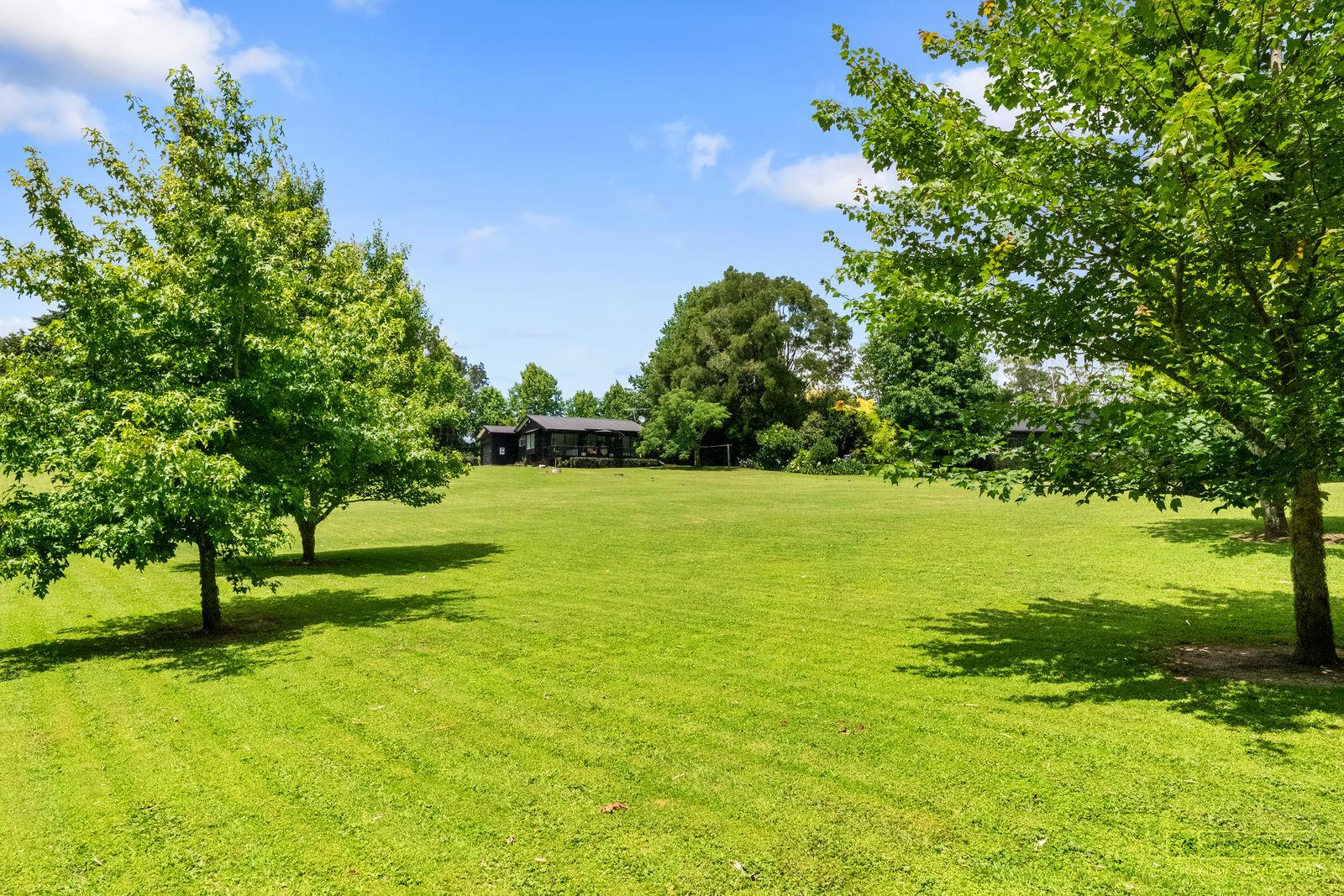 Slider image of 36 Robinson Road, Auckland