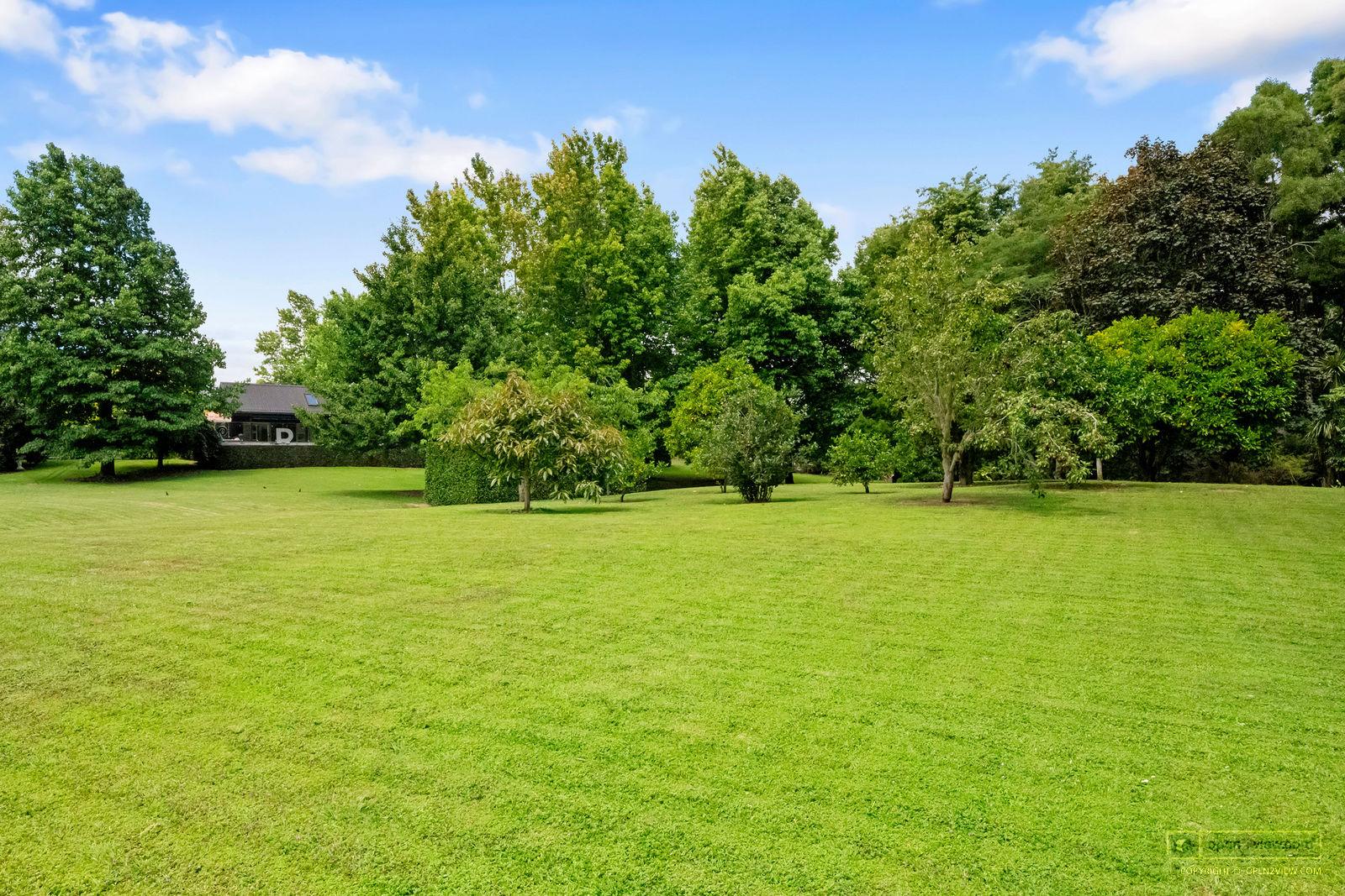 Slider image of 36 Robinson Road, Auckland