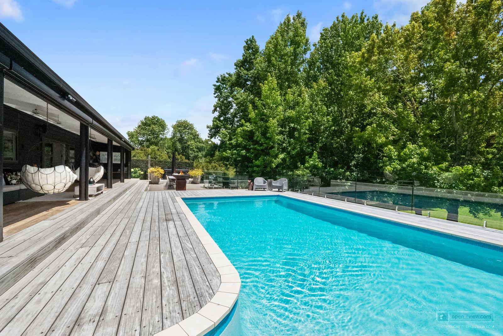 Slider image of 36 Robinson Road, Auckland