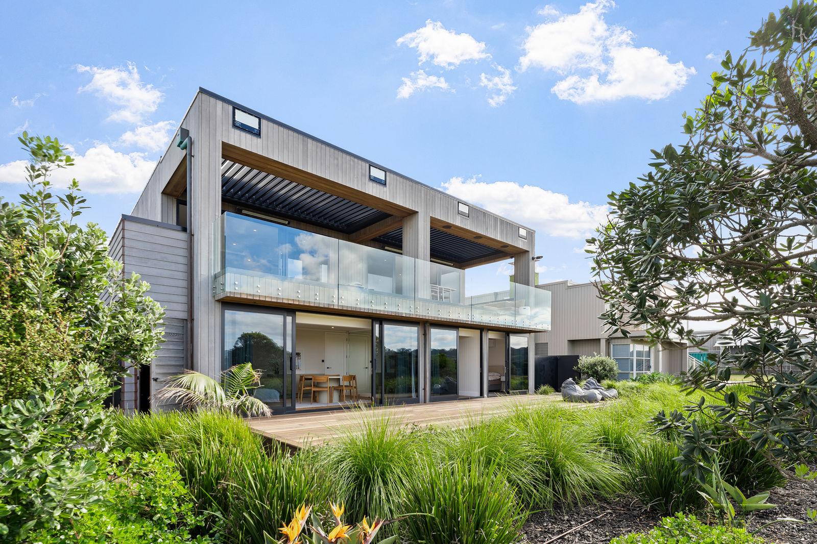 Slider image of 8 Lagoon Way, Auckland
