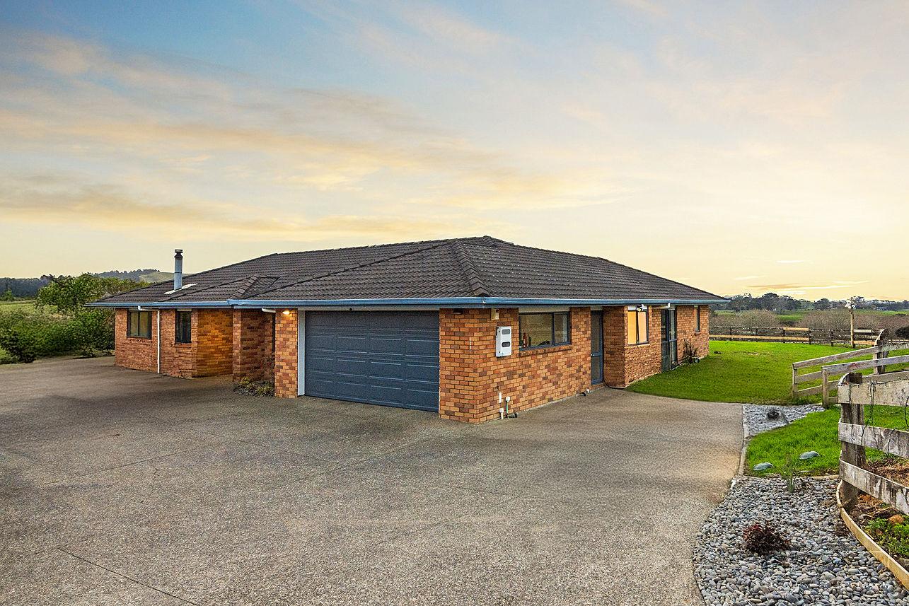 Slider image of 118 Cottle Road, Auckland