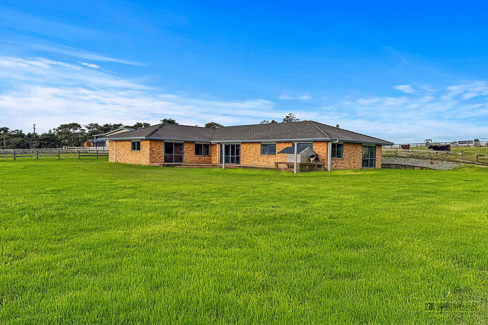 Slider image of 118 Cottle Road, Auckland