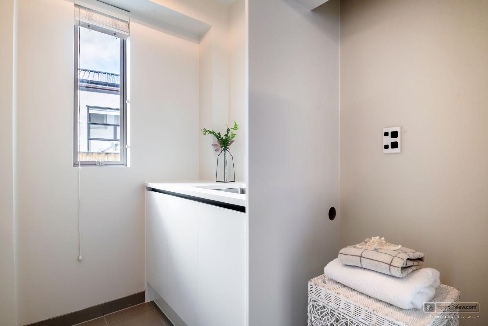Slider image of 22B Beach Road, Auckland
