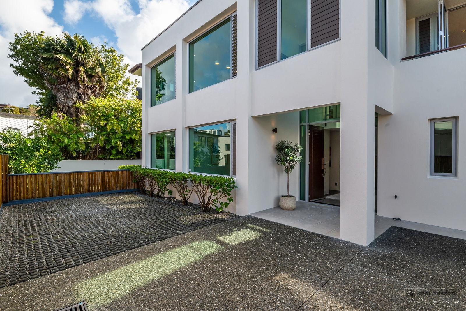 Slider image of 22B Beach Road, Auckland