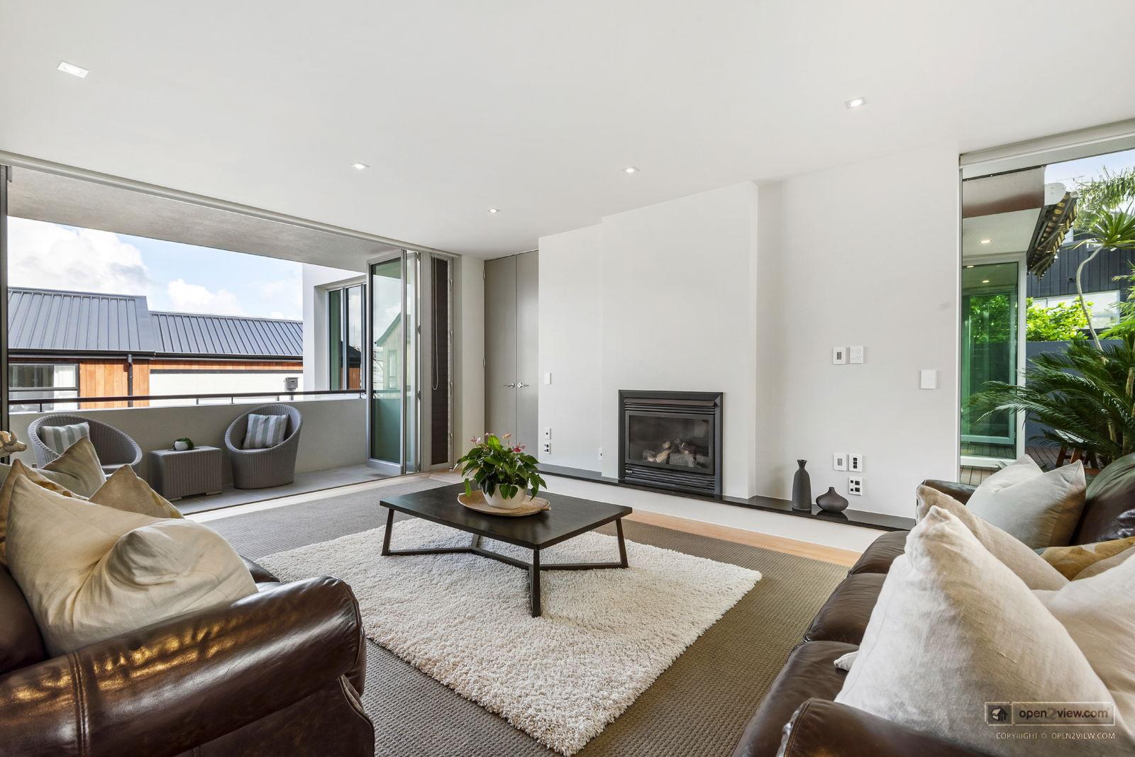 Slider image of 22B Beach Road, Auckland