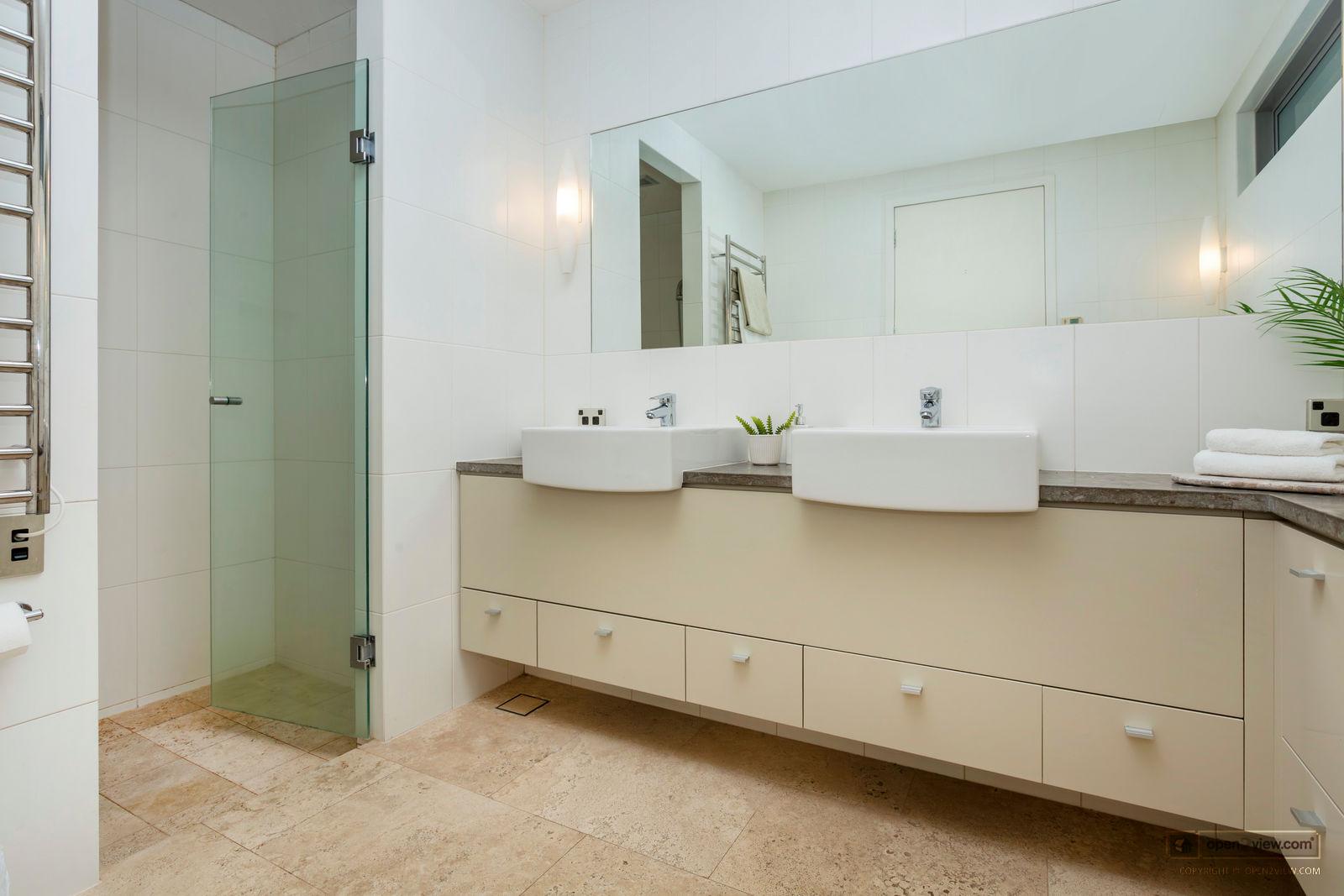Slider image of 15 Lake View Road, Auckland