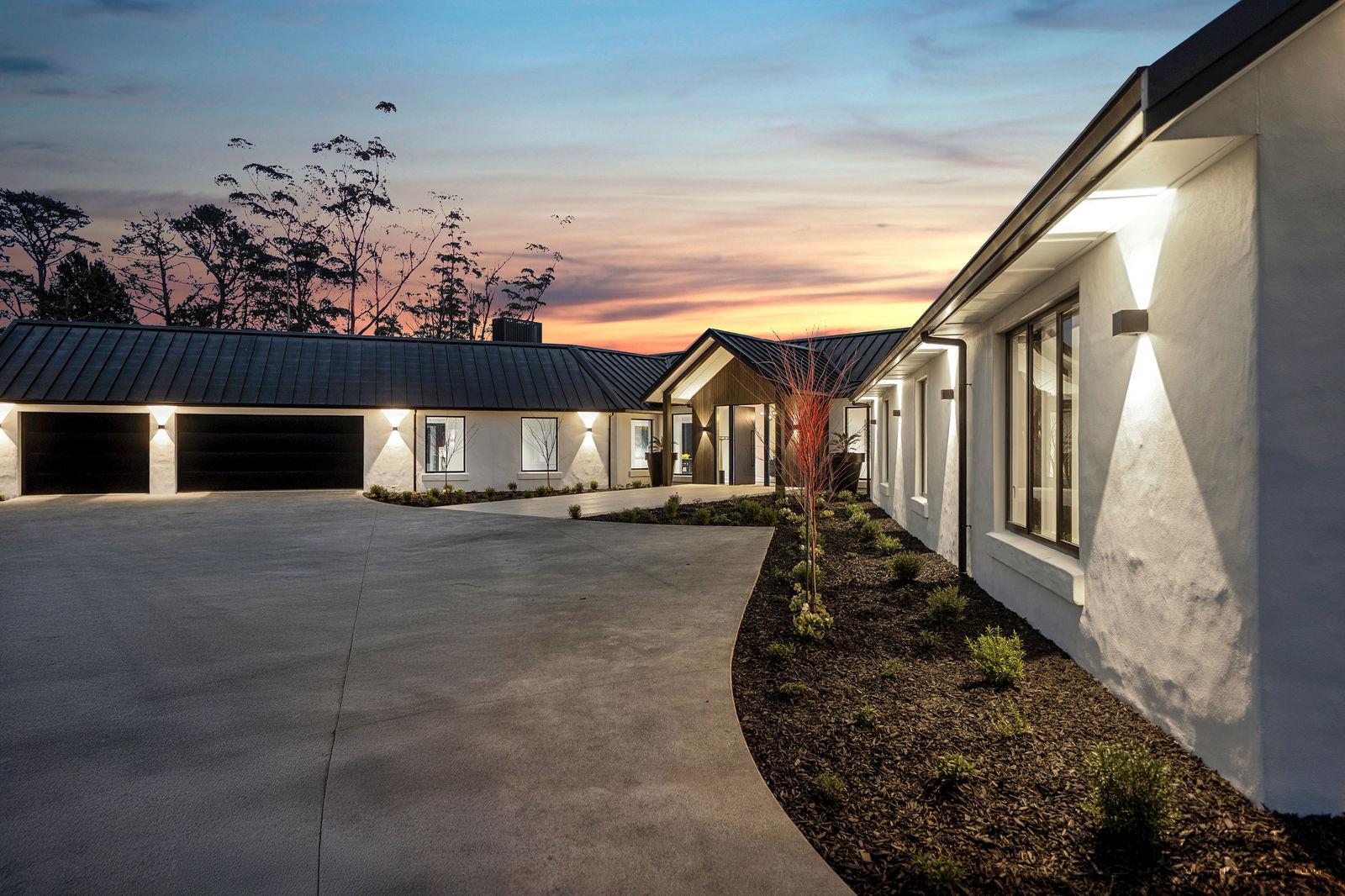Slider image of 31 Robinson Road, Auckland