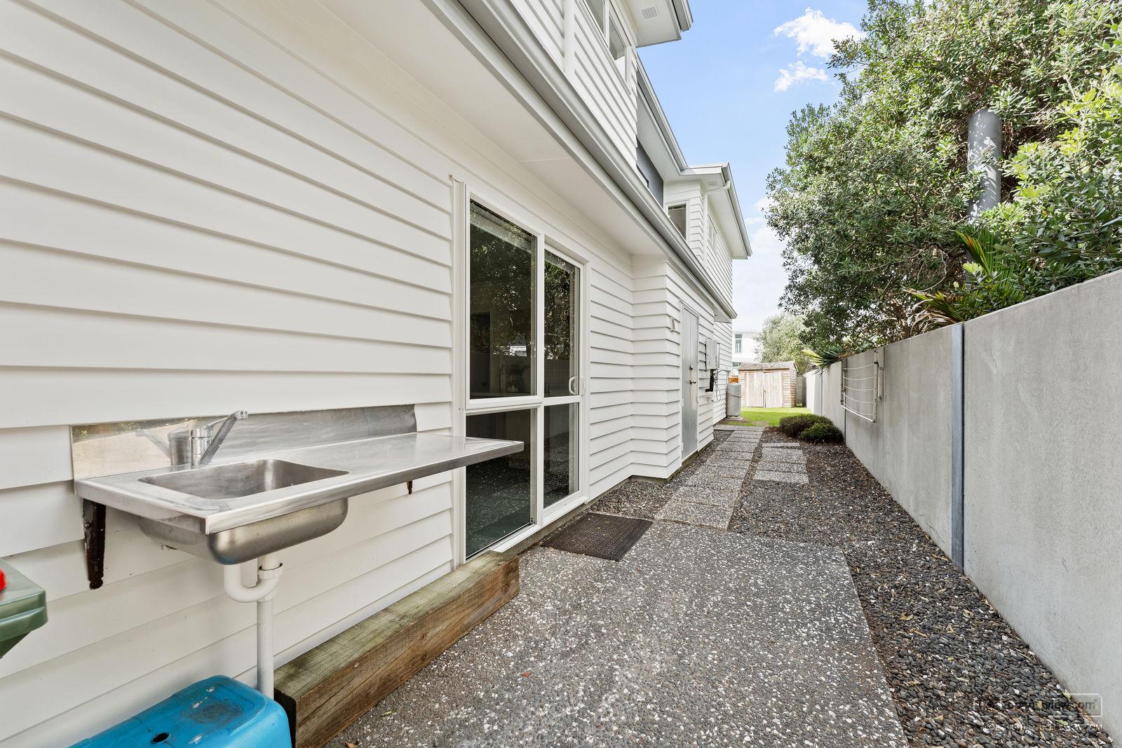 Slider image of 4 Tio Lane, Auckland