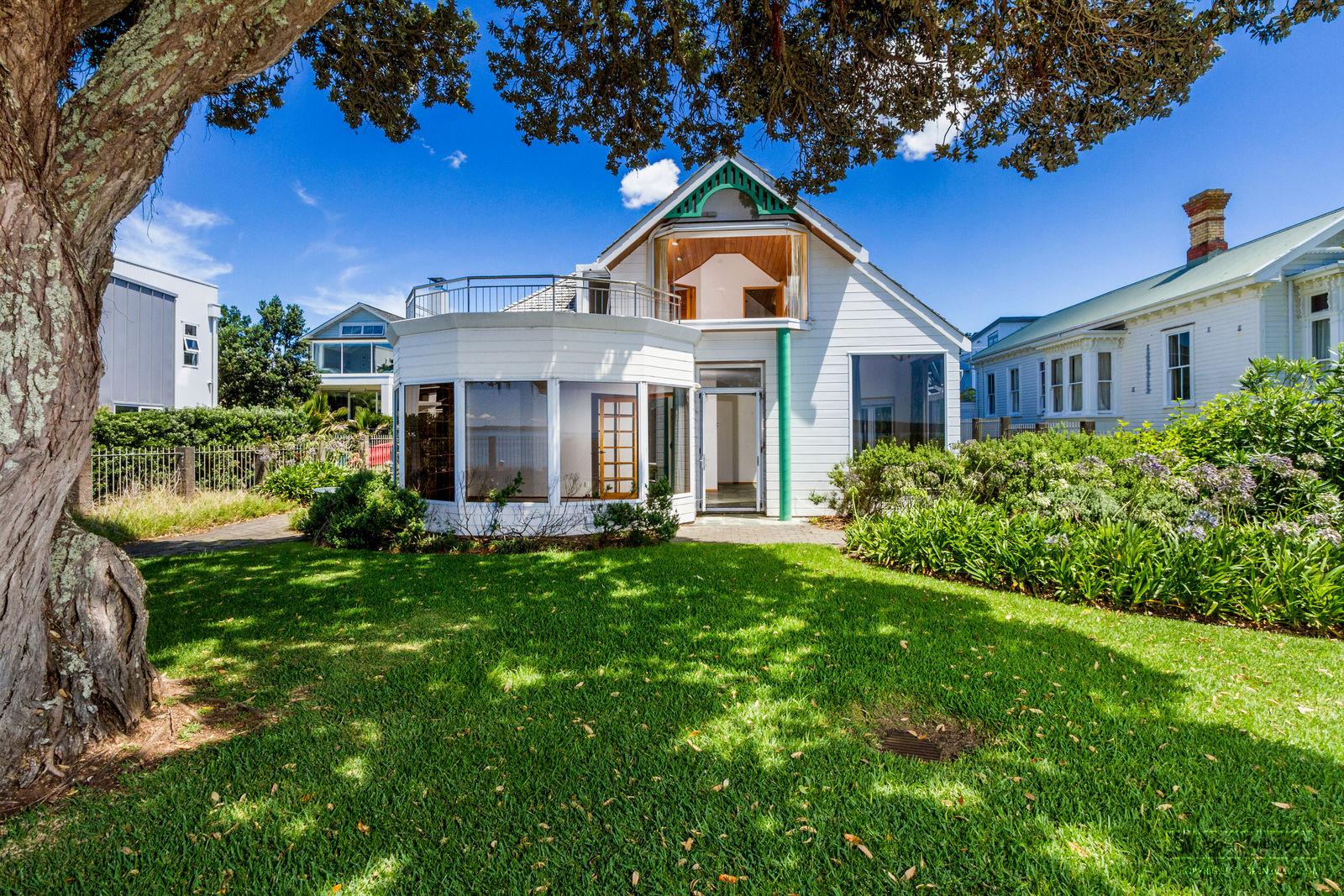Slider image of 30 Oxford Terrace, Auckland