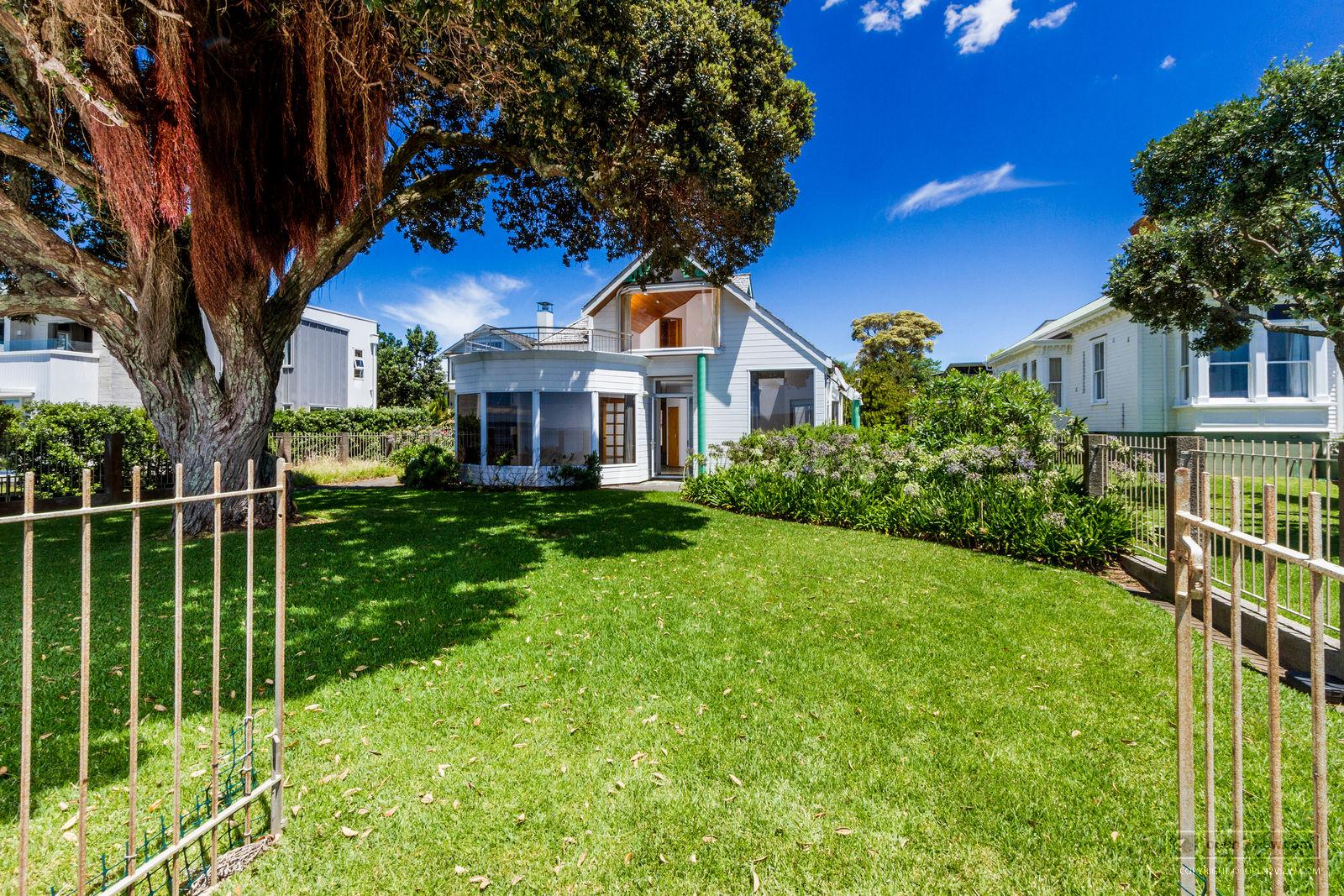 Slider image of 30 Oxford Terrace, Auckland