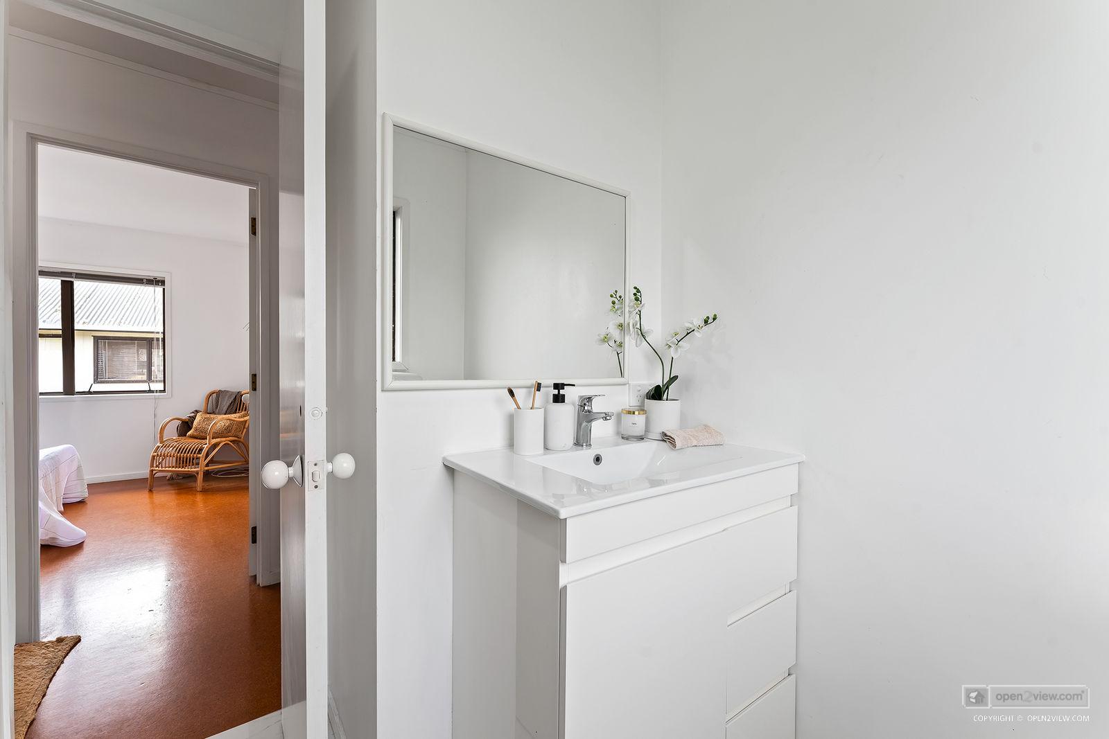 Slider image of 17 Caroline Heights, Auckland