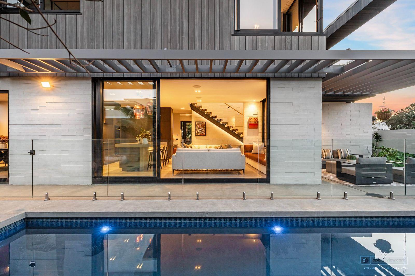 Slider image of 1/41 Craig Road, Auckland