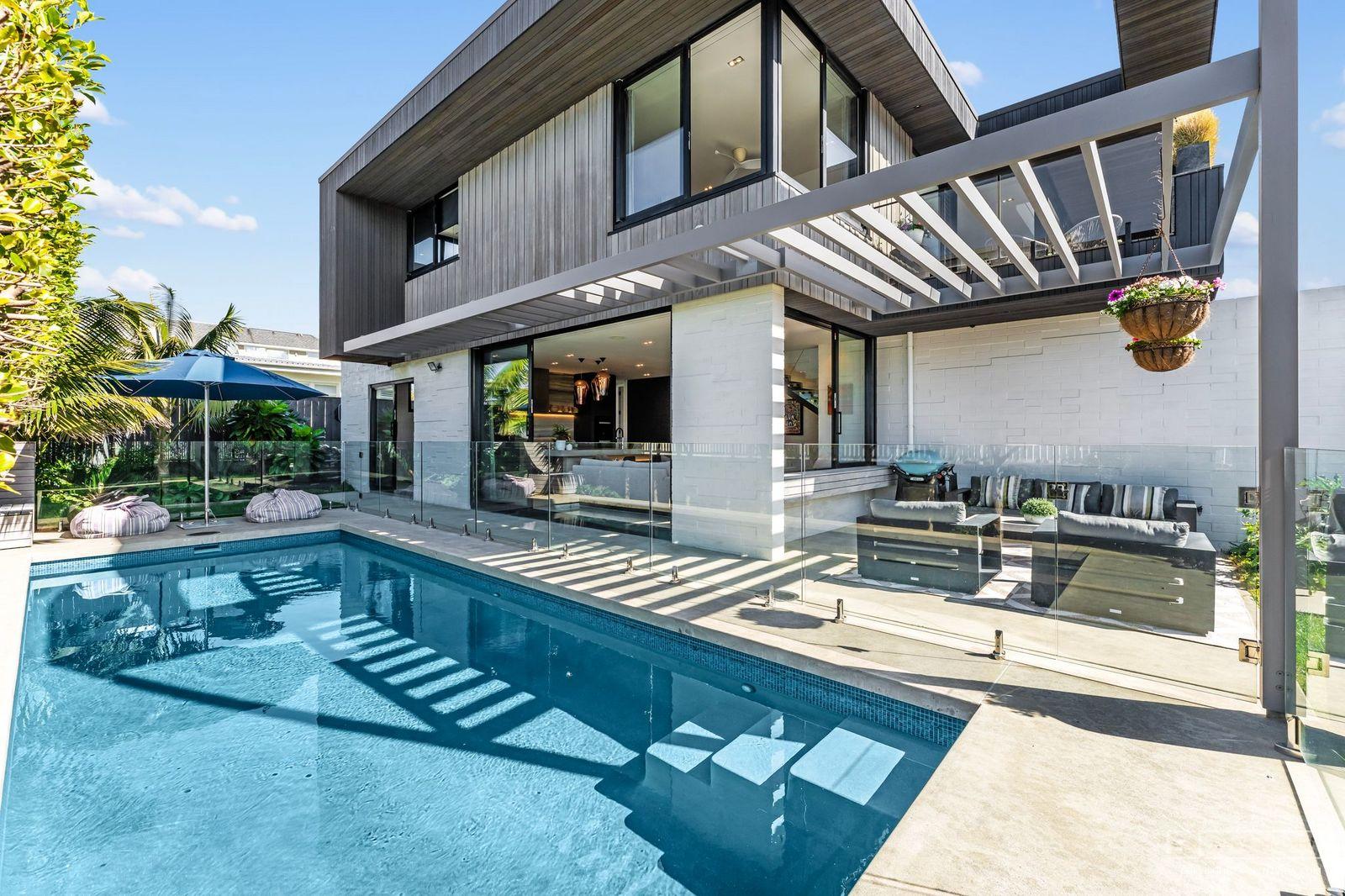 Slider image of 1/41 Craig Road, Auckland