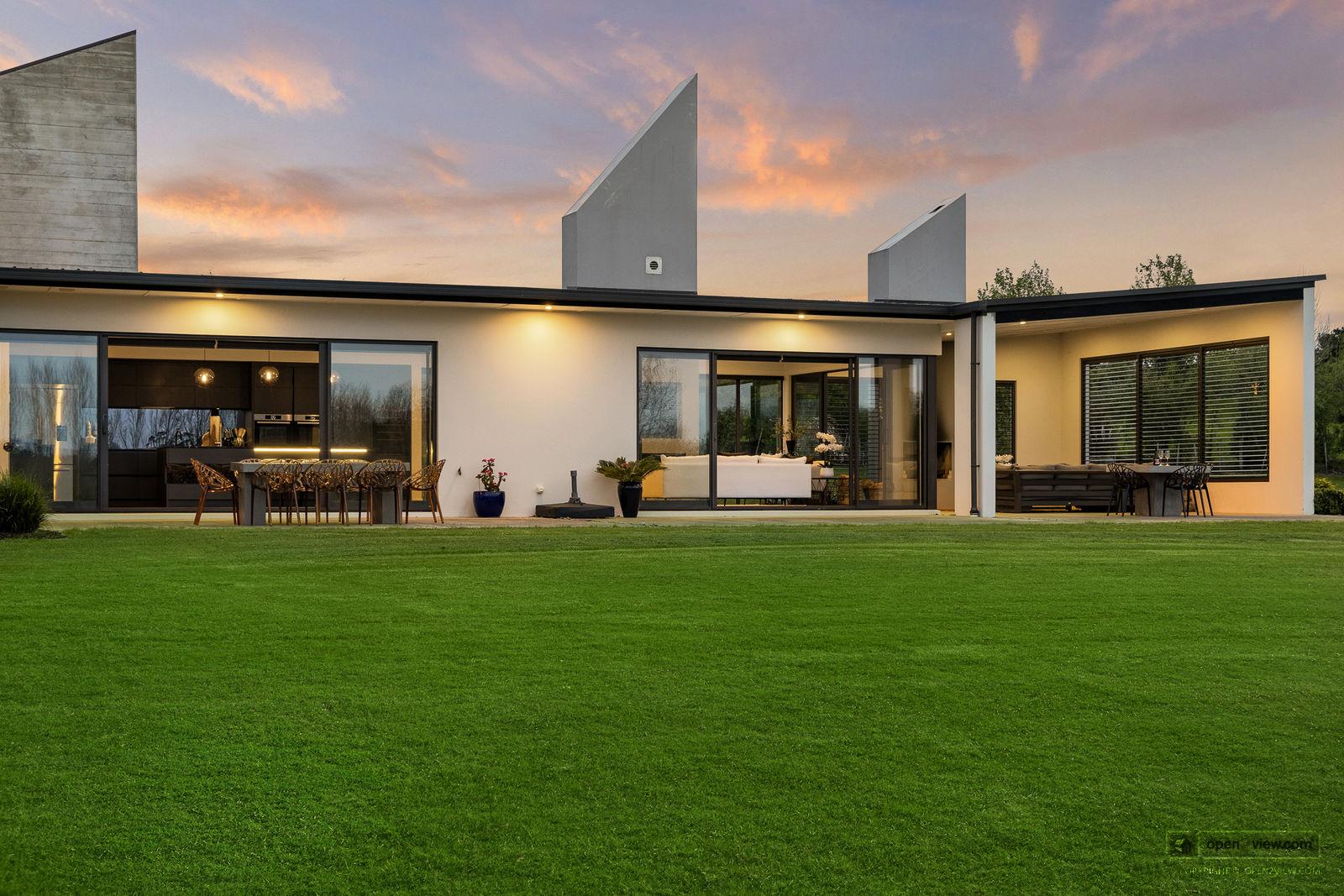 Slider image of 90 Grace Hill Drive, Auckland