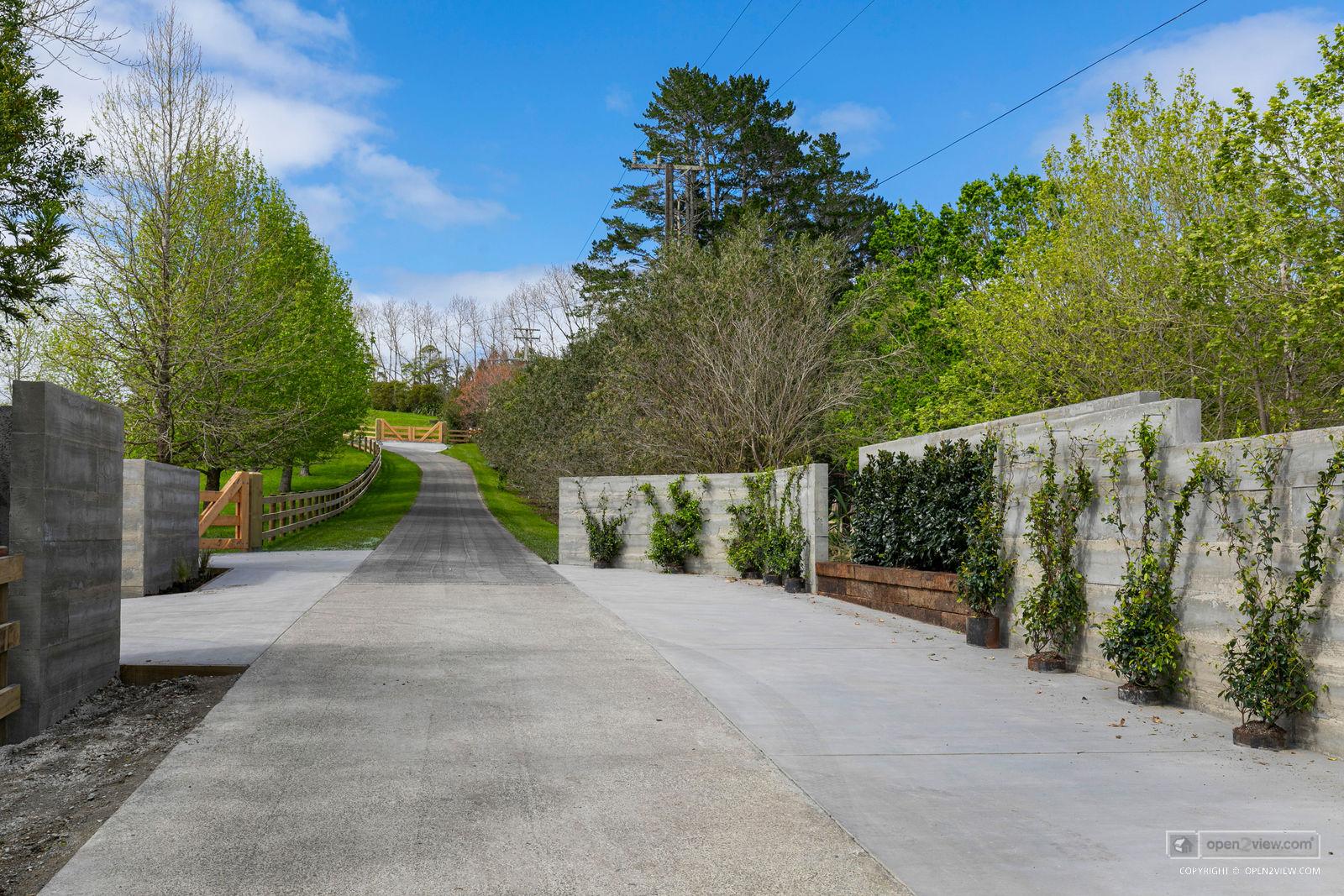 Slider image of 41 Robinson Road, Auckland