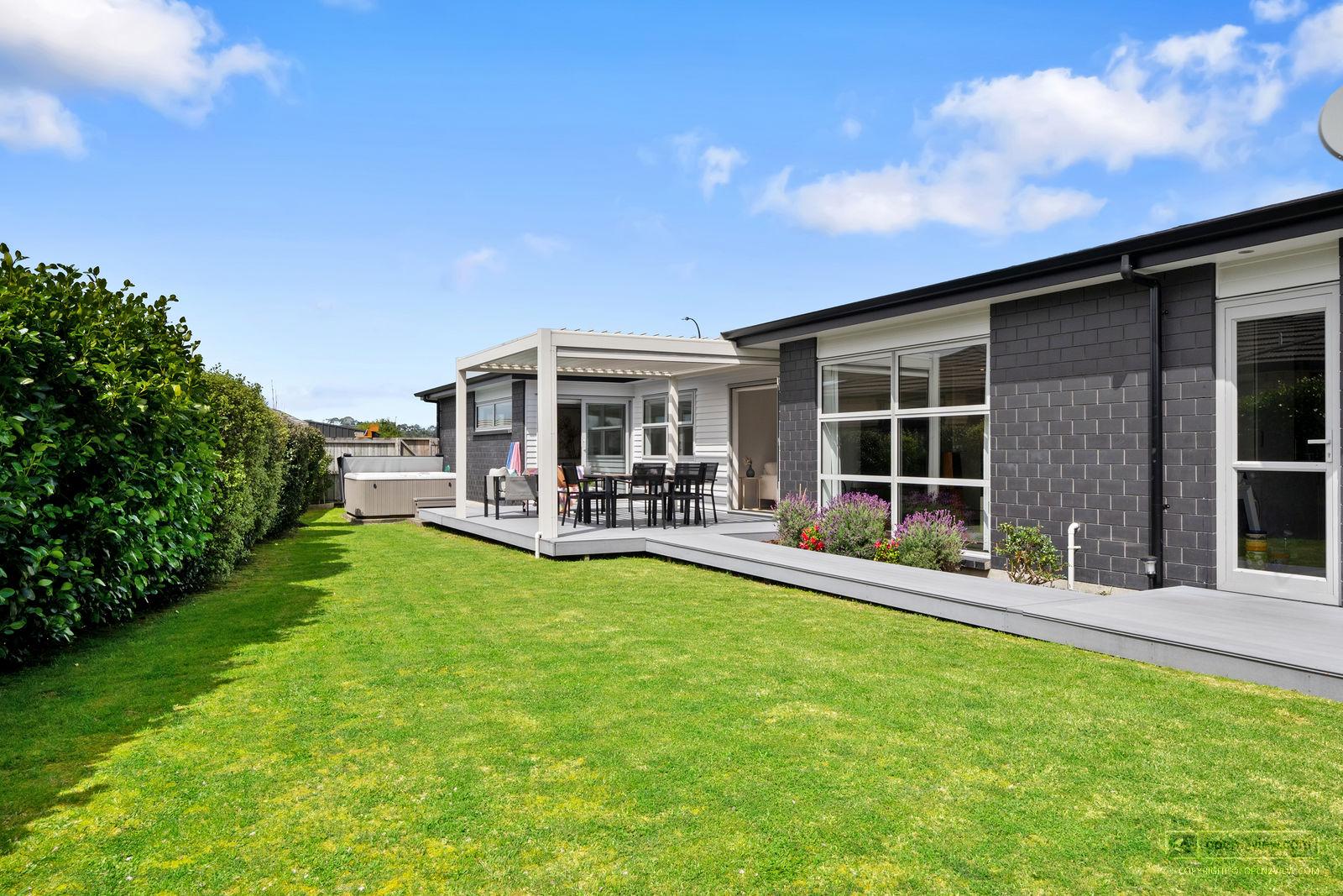 Slider image of 3 Pitoitoi Drive, Auckland