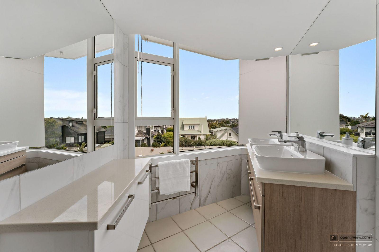 Slider image of 1/90 Kitchener Road, Auckland
