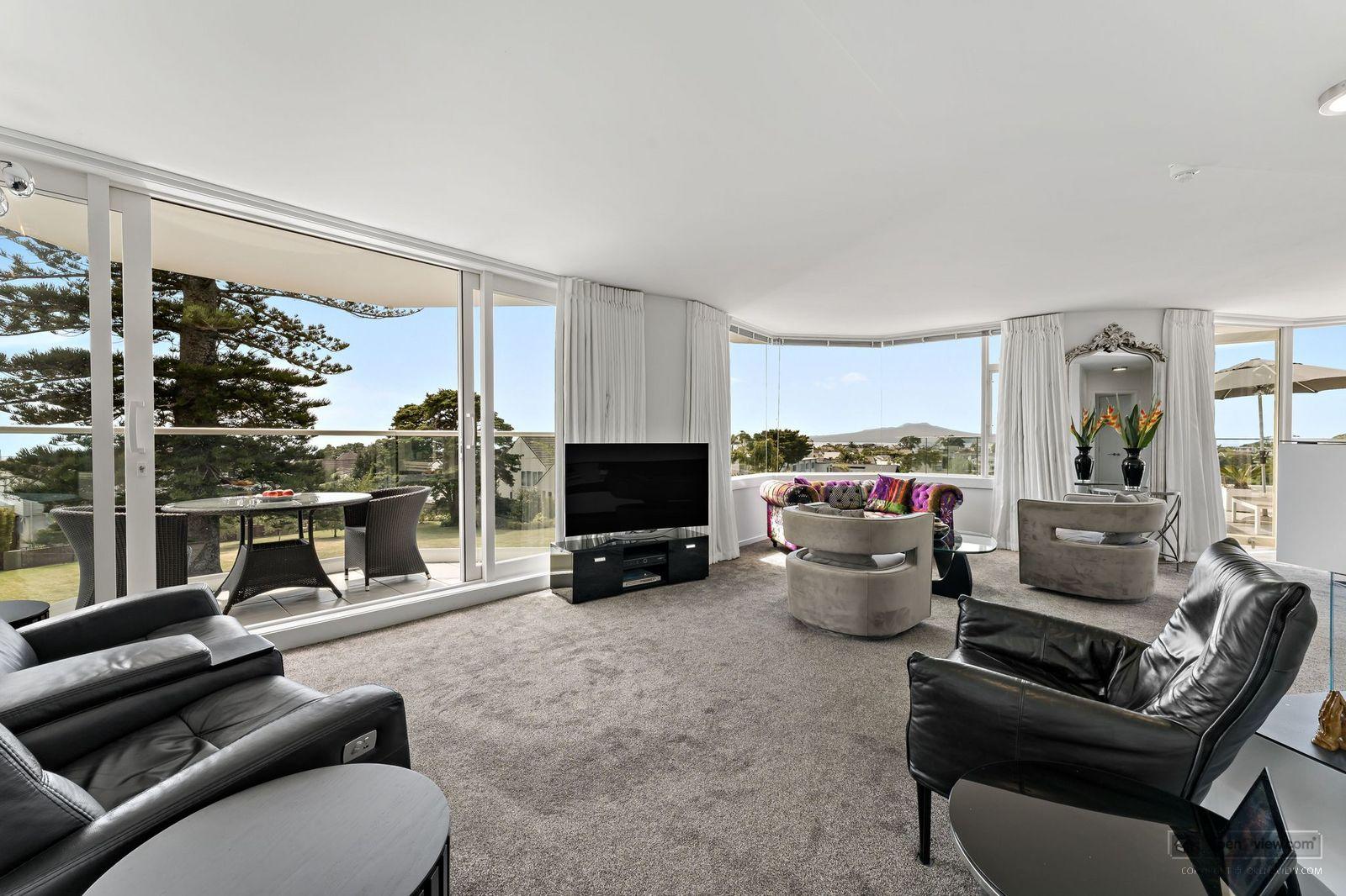 Slider image of 1/90 Kitchener Road, Auckland