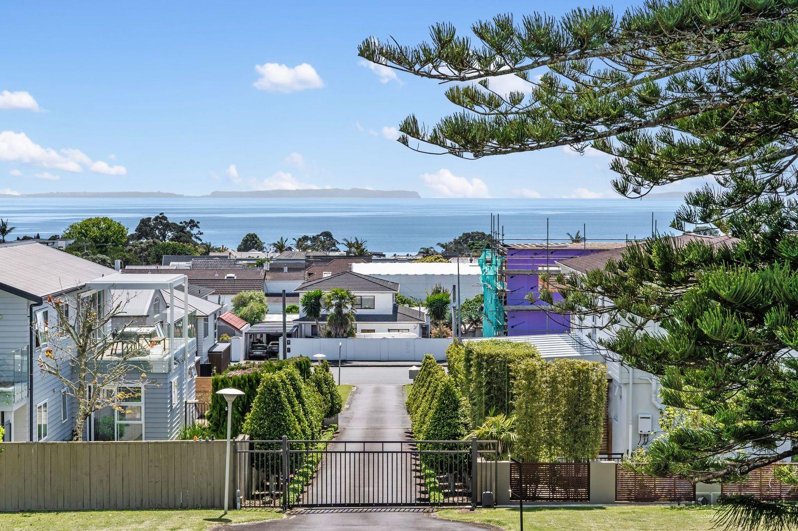 Slider image of 1/90 Kitchener Road, Auckland