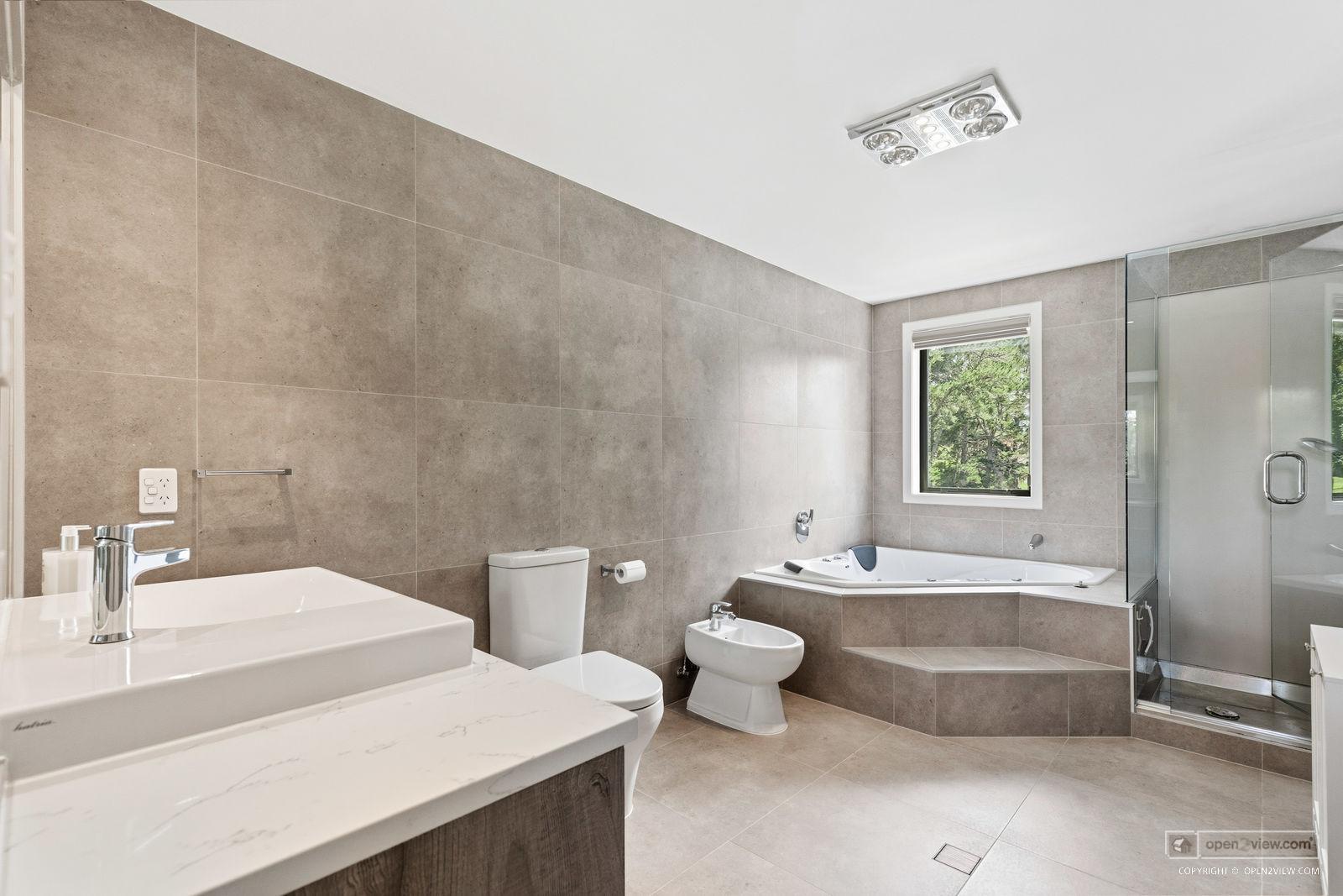 Slider image of 16 Collings Drive, Auckland