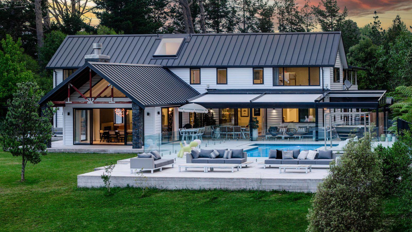 Featured image of 16 Collings Drive, Auckland