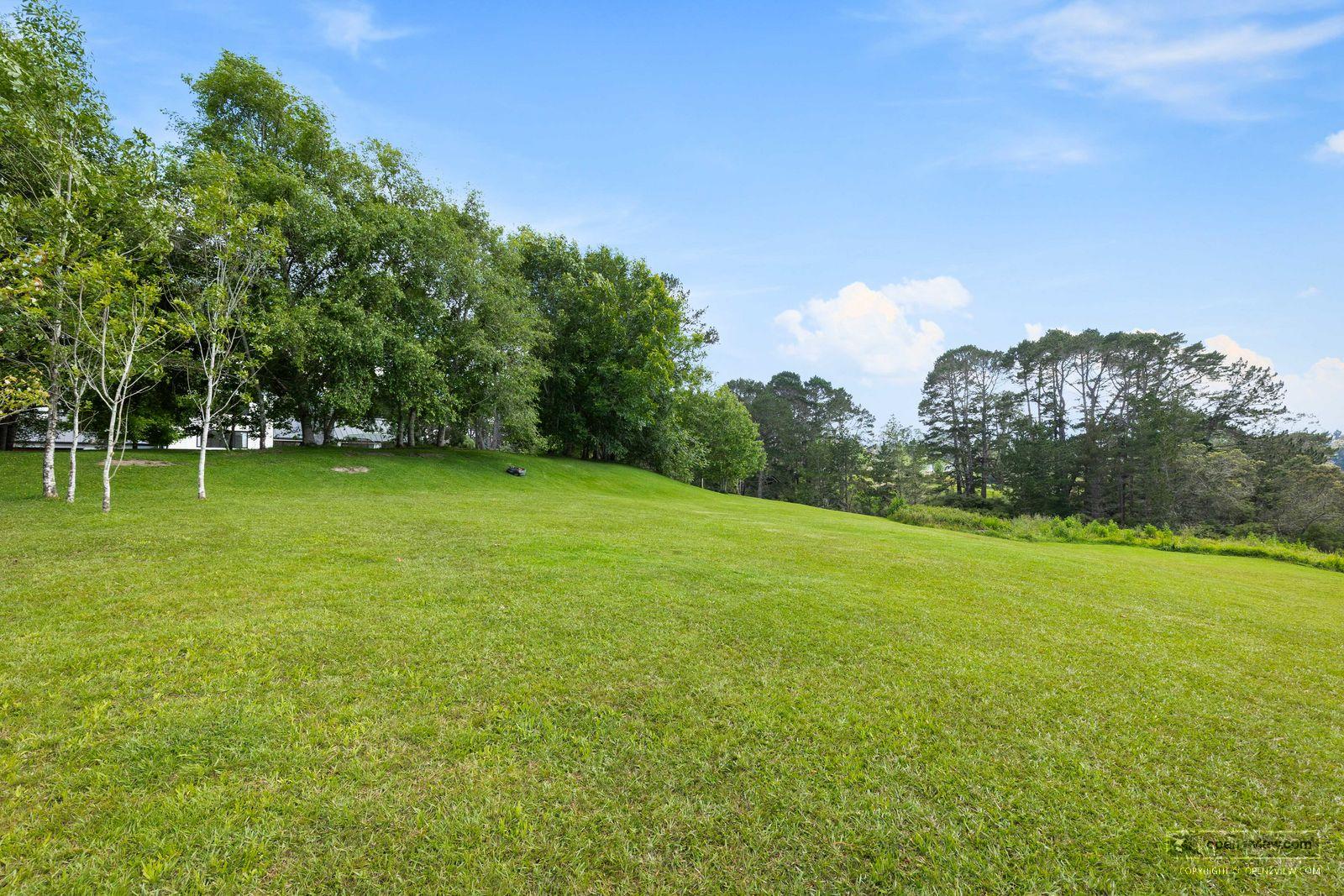 Slider image of 16 Collings Drive, Auckland