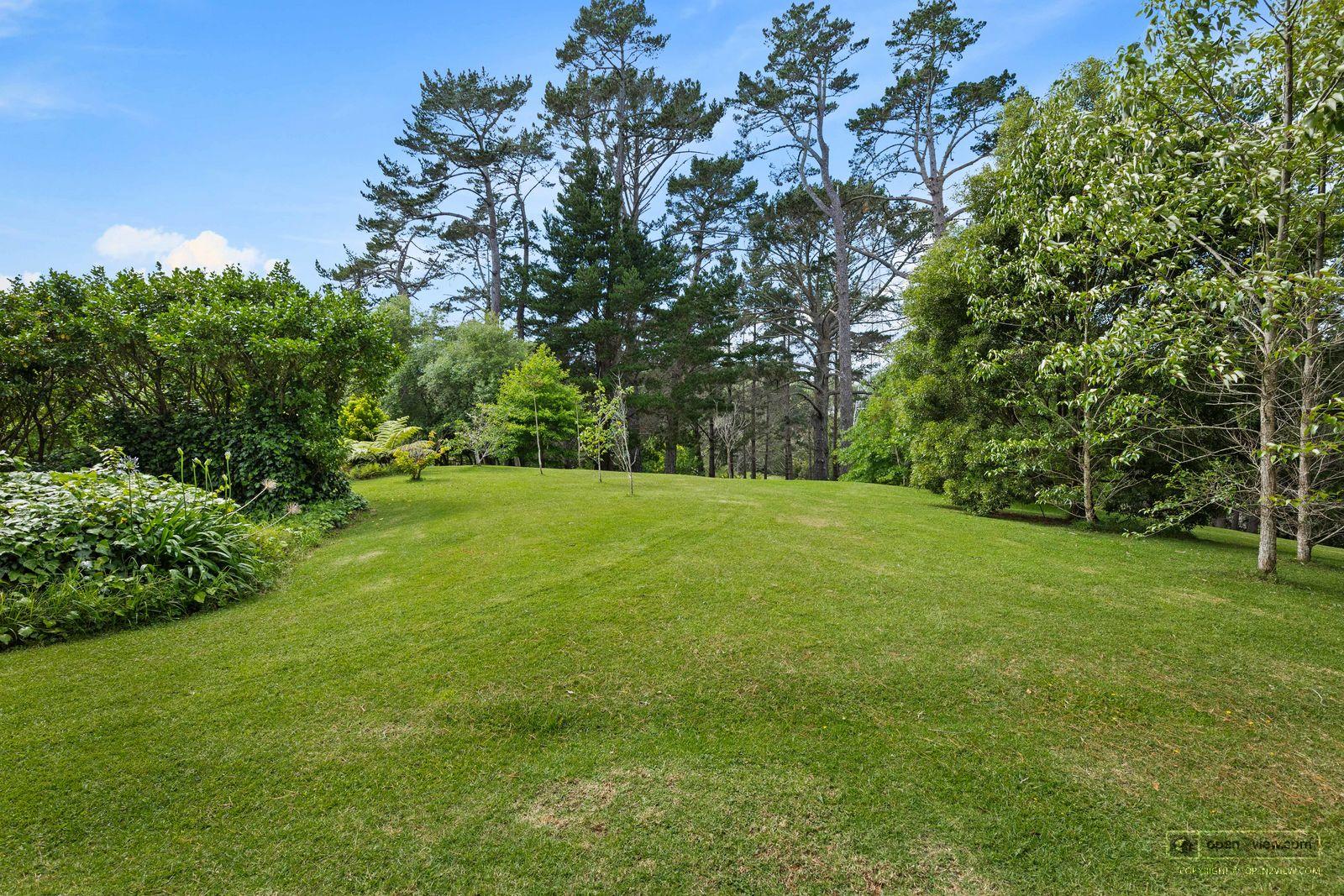 Slider image of 16 Collings Drive, Auckland