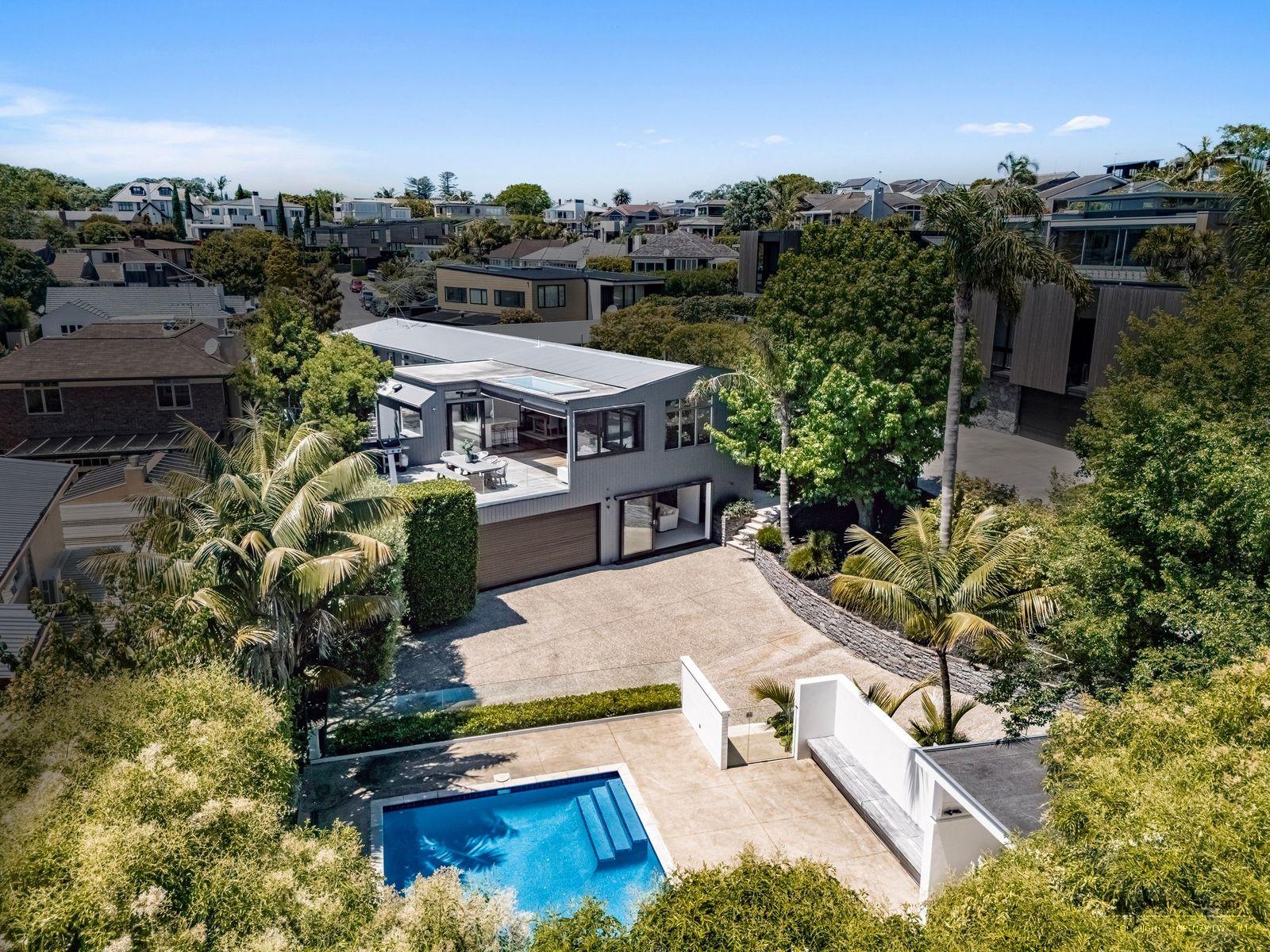 Slider image of 27 Hauraki Road, Auckland